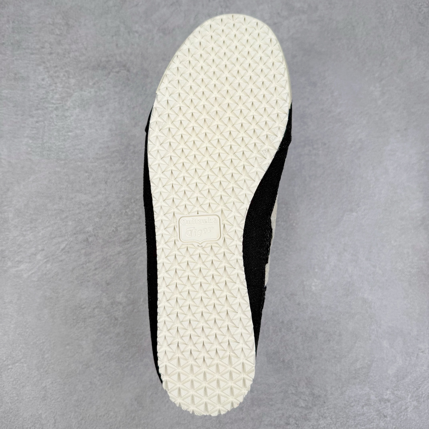 图片[9]-Onitsuka Tiger MEXICO 66 MEXICO 66 Sabot 鬼冢虎经典舒适透气低帮生活休闲鞋 男女同款 产品从款式颜色造型上体现出追求舒适和细节的完美 鞋类更是推崇手工制作的严谨与完美 融舒适性与可穿性的设计风格 注重细节的完美和别致魅力 既保持稳重 又不失轻松的时尚感 尺码：36 37 37.5 38 39 39.5 40 40.5 41.5 42 42.5 43.5 44 45-选品中心