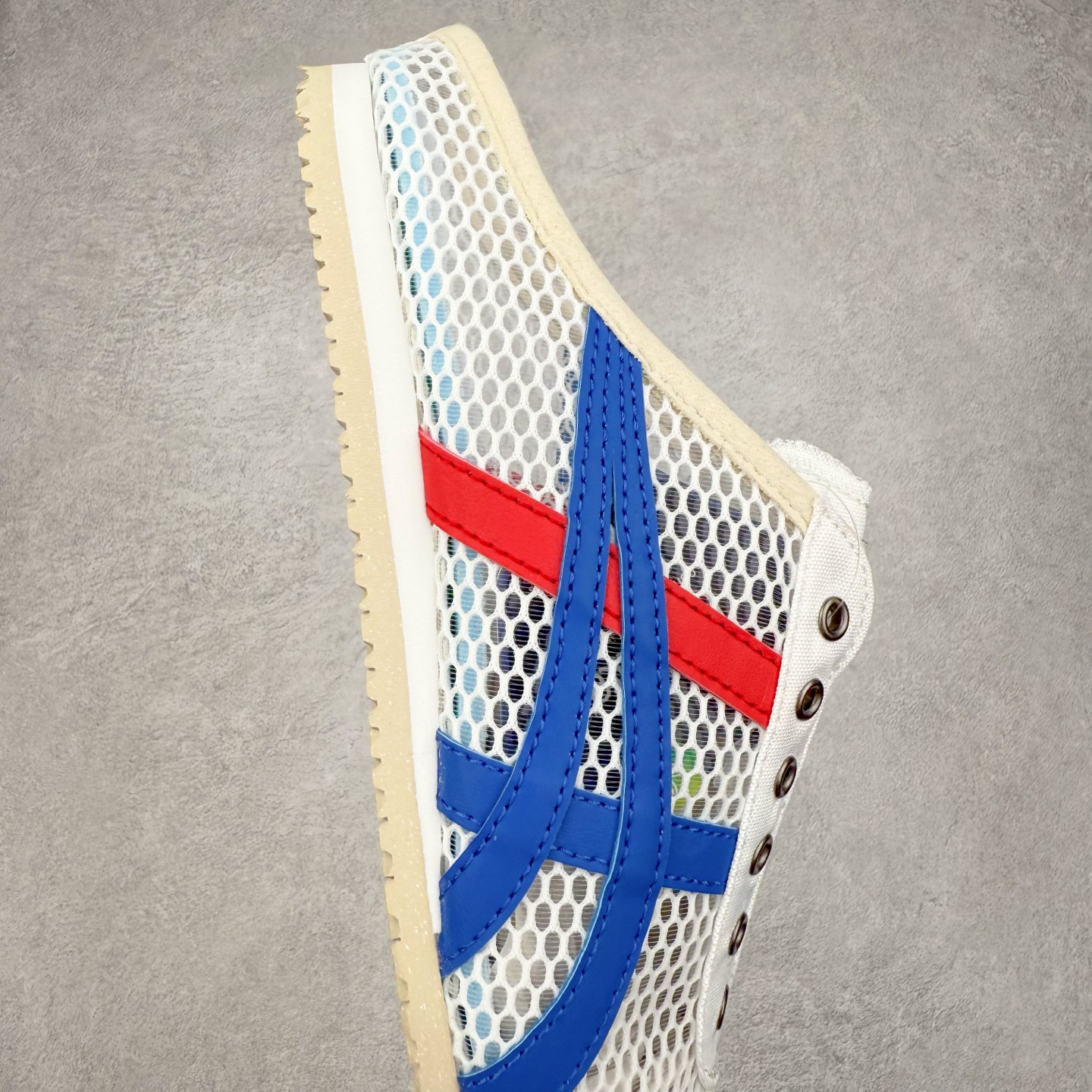 图片[6]-Onitsuka Tiger MEXICO 66 MEXICO 66 Sabot 鬼冢虎经典舒适透气低帮生活休闲鞋 男女同款 产品从款式颜色造型上体现出追求舒适和细节的完美 鞋类更是推崇手工制作的严谨与完美 融舒适性与可穿性的设计风格 注重细节的完美和别致魅力 既保持稳重 又不失轻松的时尚感 尺码：36 37 37.5 38 39 39.5 40 40.5 41.5 42 42.5 43.5 44 45-选品中心