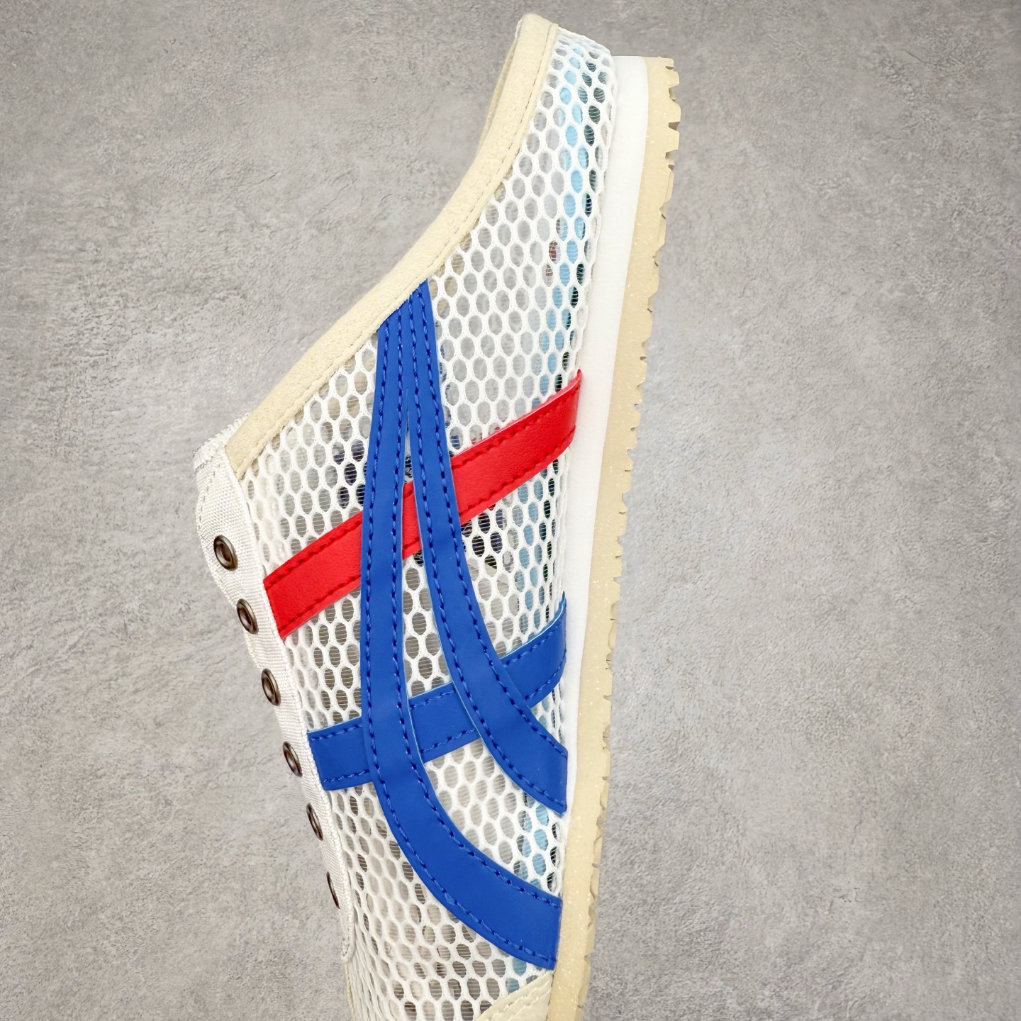 图片[7]-Onitsuka Tiger MEXICO 66 MEXICO 66 Sabot 鬼冢虎经典舒适透气低帮生活休闲鞋 男女同款 产品从款式颜色造型上体现出追求舒适和细节的完美 鞋类更是推崇手工制作的严谨与完美 融舒适性与可穿性的设计风格 注重细节的完美和别致魅力 既保持稳重 又不失轻松的时尚感 尺码：36 37 37.5 38 39 39.5 40 40.5 41.5 42 42.5 43.5 44 45-选品中心