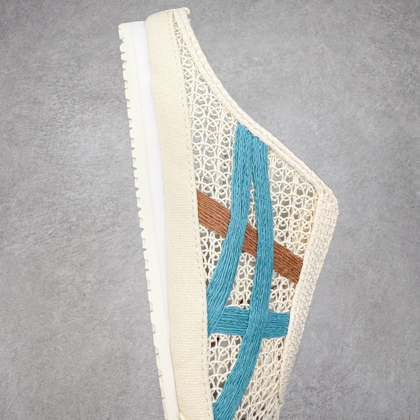 图片[6]-Onitsuka Tiger MEXICO 66 MEXICO 66 Sabot 鬼冢虎经典舒适透气低帮生活休闲鞋 男女同款 产品从款式颜色造型上体现出追求舒适和细节的完美 鞋类更是推崇手工制作的严谨与完美 融舒适性与可穿性的设计风格 注重细节的完美和别致魅力 既保持稳重 又不失轻松的时尚感 尺码：36 37 37.5 38 39 39.5 40 40.5 41.5 42 42.5 43.5 44 45-选品中心