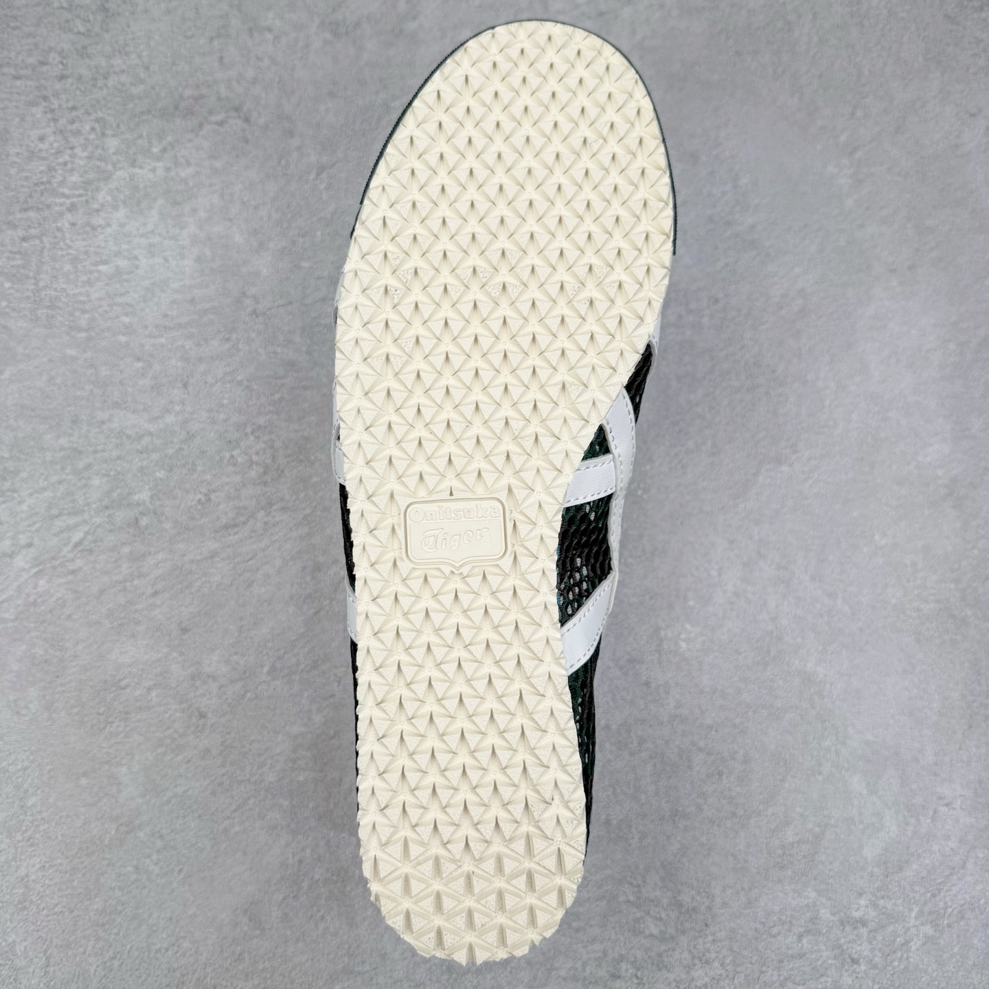 图片[9]-Onitsuka Tiger MEXICO 66 MEXICO 66 Sabot 鬼冢虎经典舒适透气低帮生活休闲鞋 男女同款 产品从款式颜色造型上体现出追求舒适和细节的完美 鞋类更是推崇手工制作的严谨与完美 融舒适性与可穿性的设计风格 注重细节的完美和别致魅力 既保持稳重 又不失轻松的时尚感 尺码：36 37 37.5 38 39 39.5 40 40.5 41.5 42 42.5 43.5 44 45-选品中心