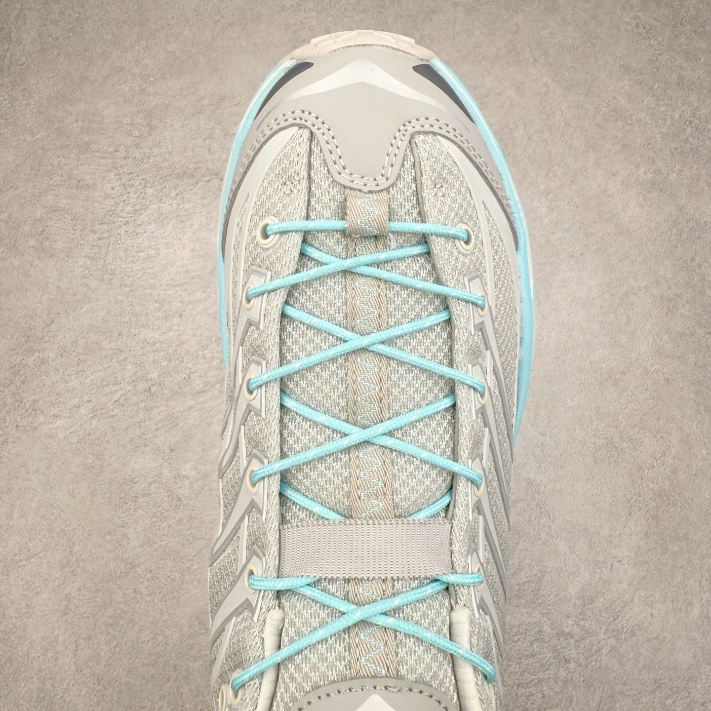 图片[4]-＃特价福利 HOKA ONE ONE Mafate Speed 3 Low 玛法特3代系列低帮轻量户外越野休闲运动慢跑鞋 HOKA ONE ONE 最近推出了一个胶囊系列 Origin Story 这个系列里的 Mafate Speed 2 可以说让我日思夜想有一阵子了 最近终于拔草 让我来分享一下这双也是上脚赞到爆的越野跑鞋吧 以阿尔卑斯山脉作为主题将亮黄色与蓝色调覆盖在这经典轮廓之上 配色的呈现效果相当亮眼 以至于很多人买这个配色是用来日常搭配的 鞋面采用超轻的无缝架构 轻薄的TPU贴在透气的鞋面材料上 减轻重量同时也保证了支撑性 鞋底则采用滚动平衡技术 引导跑者回归自然步态 祖传的神奇EVA材质中底依旧是一如既往地表现优秀 能提供充足的缓震 作为HOKA家的越野跑鞋 VIBRAM 橡胶大底也是必不可少的 即便在复杂湿滑的地形 依旧能有良好的抓地力及稳定性 鞋带采用了弹性不易松脱的扁宽弹性鞋带 前掌与中掌部分也进行了加宽 也更加适合亚洲人的脚型 是一款十分全面且足够强悍的户外硬核越野鞋 而这双极其亮眼的越野跑鞋恰好又是在江山一百中参赛的UTMB冠军 Ludovic POMMERET 夺冠时穿着的战靴 这就让它变得更加有吸引力了 用来日常搭配的话短裤是基本不挑 长裤我个人推荐阔腿裤 工装裤以及各种长筒牛仔裤都可以 尺码：36 36.5 37.5 38 38.5 39 40 40.5 41 42 42.5 43 44 45-选品中心