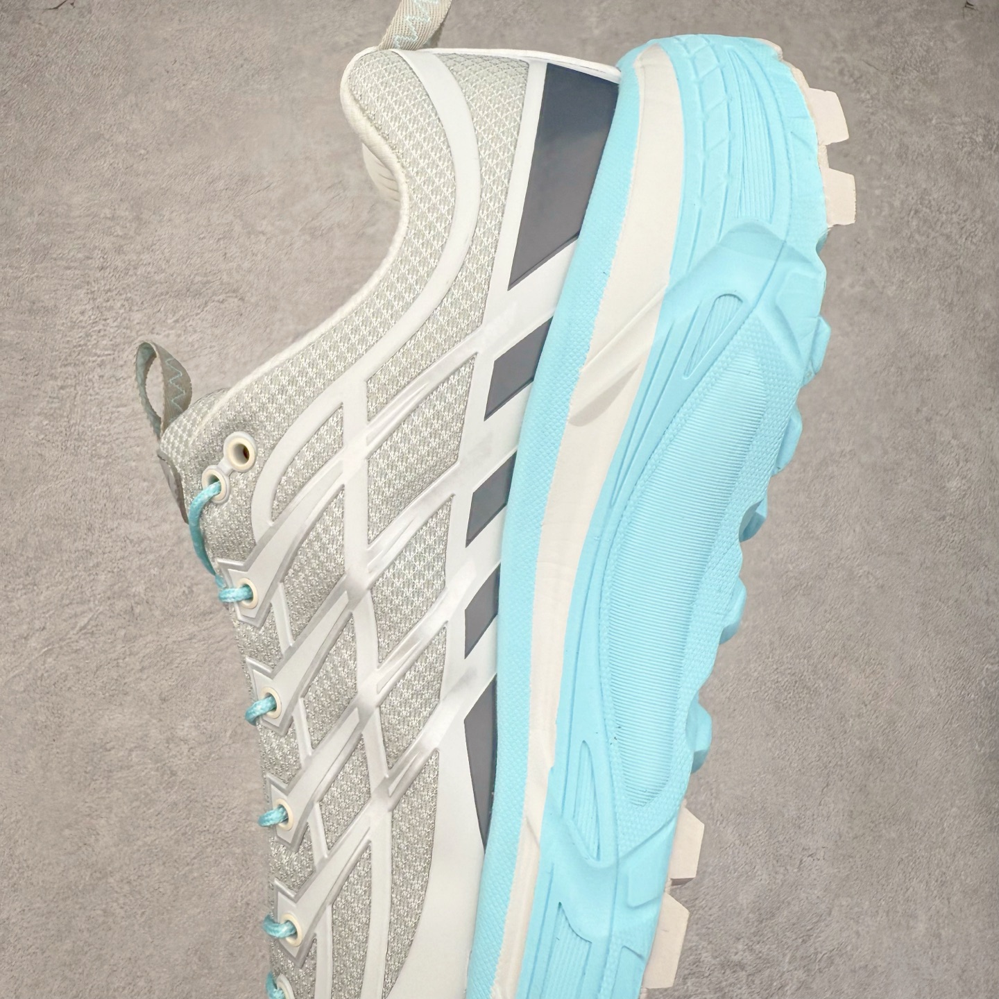 图片[7]-＃特价福利 HOKA ONE ONE Mafate Speed 3 Low 玛法特3代系列低帮轻量户外越野休闲运动慢跑鞋 HOKA ONE ONE 最近推出了一个胶囊系列 Origin Story 这个系列里的 Mafate Speed 2 可以说让我日思夜想有一阵子了 最近终于拔草 让我来分享一下这双也是上脚赞到爆的越野跑鞋吧 以阿尔卑斯山脉作为主题将亮黄色与蓝色调覆盖在这经典轮廓之上 配色的呈现效果相当亮眼 以至于很多人买这个配色是用来日常搭配的 鞋面采用超轻的无缝架构 轻薄的TPU贴在透气的鞋面材料上 减轻重量同时也保证了支撑性 鞋底则采用滚动平衡技术 引导跑者回归自然步态 祖传的神奇EVA材质中底依旧是一如既往地表现优秀 能提供充足的缓震 作为HOKA家的越野跑鞋 VIBRAM 橡胶大底也是必不可少的 即便在复杂湿滑的地形 依旧能有良好的抓地力及稳定性 鞋带采用了弹性不易松脱的扁宽弹性鞋带 前掌与中掌部分也进行了加宽 也更加适合亚洲人的脚型 是一款十分全面且足够强悍的户外硬核越野鞋 而这双极其亮眼的越野跑鞋恰好又是在江山一百中参赛的UTMB冠军 Ludovic POMMERET 夺冠时穿着的战靴 这就让它变得更加有吸引力了 用来日常搭配的话短裤是基本不挑 长裤我个人推荐阔腿裤 工装裤以及各种长筒牛仔裤都可以 尺码：36 36.5 37.5 38 38.5 39 40 40.5 41 42 42.5 43 44 45-选品中心