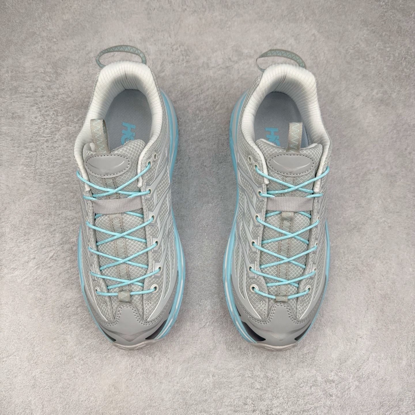 图片[2]-＃特价福利 HOKA ONE ONE Mafate Speed 3 Low 玛法特3代系列低帮轻量户外越野休闲运动慢跑鞋 HOKA ONE ONE 最近推出了一个胶囊系列 Origin Story 这个系列里的 Mafate Speed 2 可以说让我日思夜想有一阵子了 最近终于拔草 让我来分享一下这双也是上脚赞到爆的越野跑鞋吧 以阿尔卑斯山脉作为主题将亮黄色与蓝色调覆盖在这经典轮廓之上 配色的呈现效果相当亮眼 以至于很多人买这个配色是用来日常搭配的 鞋面采用超轻的无缝架构 轻薄的TPU贴在透气的鞋面材料上 减轻重量同时也保证了支撑性 鞋底则采用滚动平衡技术 引导跑者回归自然步态 祖传的神奇EVA材质中底依旧是一如既往地表现优秀 能提供充足的缓震 作为HOKA家的越野跑鞋 VIBRAM 橡胶大底也是必不可少的 即便在复杂湿滑的地形 依旧能有良好的抓地力及稳定性 鞋带采用了弹性不易松脱的扁宽弹性鞋带 前掌与中掌部分也进行了加宽 也更加适合亚洲人的脚型 是一款十分全面且足够强悍的户外硬核越野鞋 而这双极其亮眼的越野跑鞋恰好又是在江山一百中参赛的UTMB冠军 Ludovic POMMERET 夺冠时穿着的战靴 这就让它变得更加有吸引力了 用来日常搭配的话短裤是基本不挑 长裤我个人推荐阔腿裤 工装裤以及各种长筒牛仔裤都可以 尺码：36 36.5 37.5 38 38.5 39 40 40.5 41 42 42.5 43 44 45-选品中心