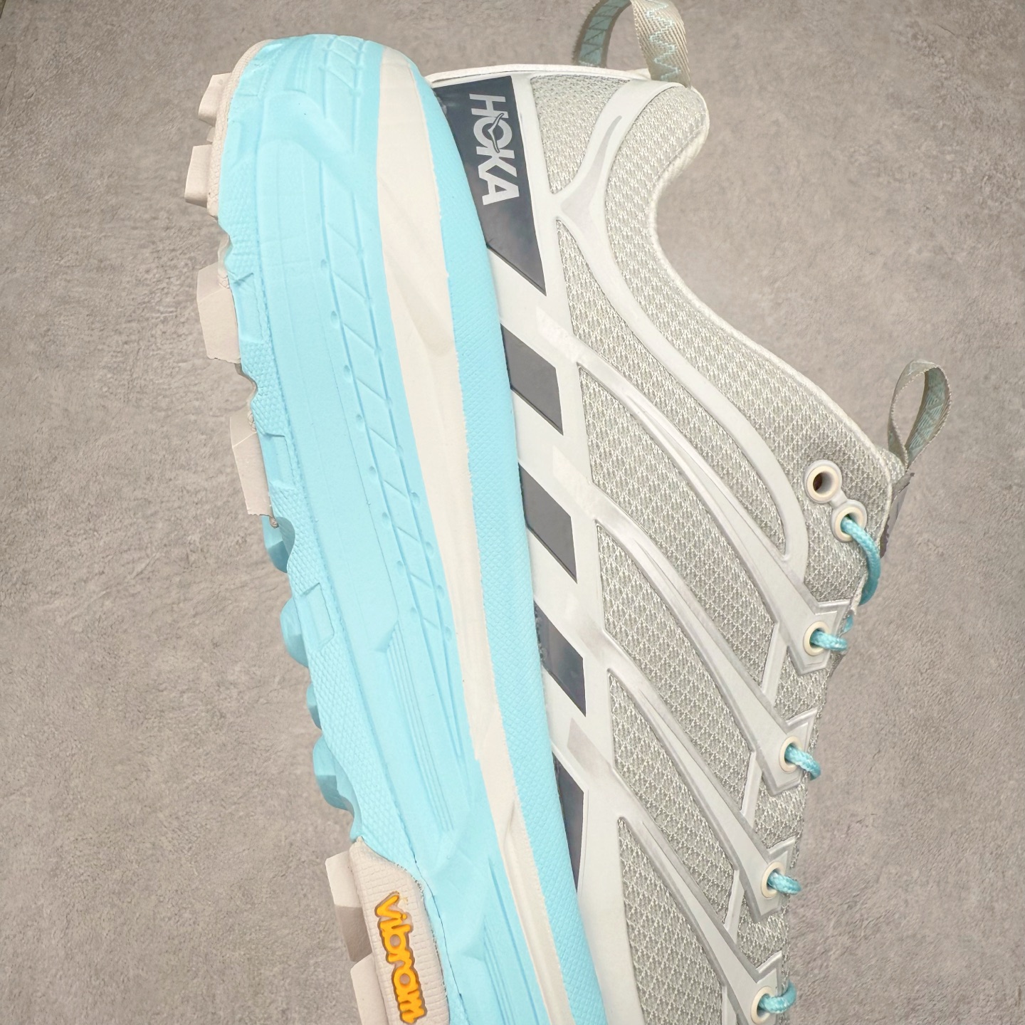 图片[6]-＃特价福利 HOKA ONE ONE Mafate Speed 3 Low 玛法特3代系列低帮轻量户外越野休闲运动慢跑鞋 HOKA ONE ONE 最近推出了一个胶囊系列 Origin Story 这个系列里的 Mafate Speed 2 可以说让我日思夜想有一阵子了 最近终于拔草 让我来分享一下这双也是上脚赞到爆的越野跑鞋吧 以阿尔卑斯山脉作为主题将亮黄色与蓝色调覆盖在这经典轮廓之上 配色的呈现效果相当亮眼 以至于很多人买这个配色是用来日常搭配的 鞋面采用超轻的无缝架构 轻薄的TPU贴在透气的鞋面材料上 减轻重量同时也保证了支撑性 鞋底则采用滚动平衡技术 引导跑者回归自然步态 祖传的神奇EVA材质中底依旧是一如既往地表现优秀 能提供充足的缓震 作为HOKA家的越野跑鞋 VIBRAM 橡胶大底也是必不可少的 即便在复杂湿滑的地形 依旧能有良好的抓地力及稳定性 鞋带采用了弹性不易松脱的扁宽弹性鞋带 前掌与中掌部分也进行了加宽 也更加适合亚洲人的脚型 是一款十分全面且足够强悍的户外硬核越野鞋 而这双极其亮眼的越野跑鞋恰好又是在江山一百中参赛的UTMB冠军 Ludovic POMMERET 夺冠时穿着的战靴 这就让它变得更加有吸引力了 用来日常搭配的话短裤是基本不挑 长裤我个人推荐阔腿裤 工装裤以及各种长筒牛仔裤都可以 尺码：36 36.5 37.5 38 38.5 39 40 40.5 41 42 42.5 43 44 45-选品中心