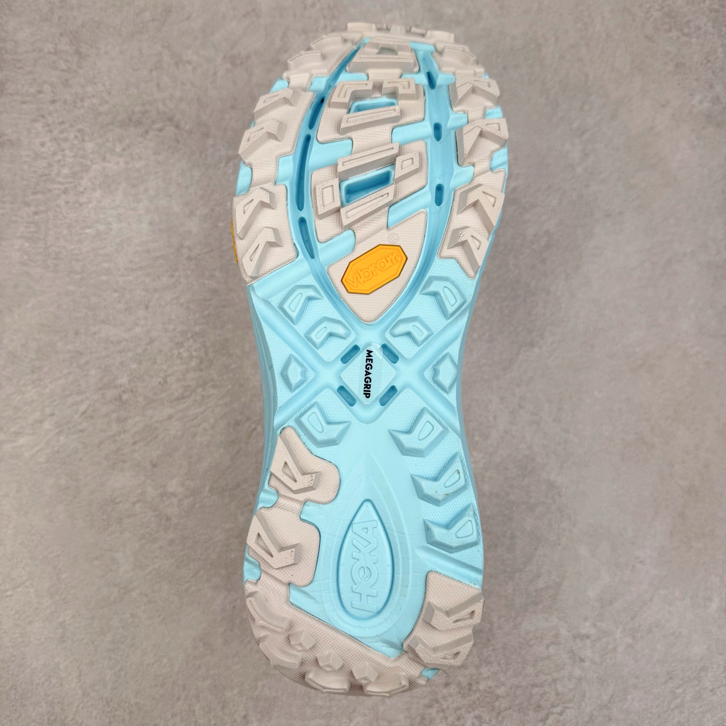 图片[9]-＃特价福利 HOKA ONE ONE Mafate Speed 3 Low 玛法特3代系列低帮轻量户外越野休闲运动慢跑鞋 HOKA ONE ONE 最近推出了一个胶囊系列 Origin Story 这个系列里的 Mafate Speed 2 可以说让我日思夜想有一阵子了 最近终于拔草 让我来分享一下这双也是上脚赞到爆的越野跑鞋吧 以阿尔卑斯山脉作为主题将亮黄色与蓝色调覆盖在这经典轮廓之上 配色的呈现效果相当亮眼 以至于很多人买这个配色是用来日常搭配的 鞋面采用超轻的无缝架构 轻薄的TPU贴在透气的鞋面材料上 减轻重量同时也保证了支撑性 鞋底则采用滚动平衡技术 引导跑者回归自然步态 祖传的神奇EVA材质中底依旧是一如既往地表现优秀 能提供充足的缓震 作为HOKA家的越野跑鞋 VIBRAM 橡胶大底也是必不可少的 即便在复杂湿滑的地形 依旧能有良好的抓地力及稳定性 鞋带采用了弹性不易松脱的扁宽弹性鞋带 前掌与中掌部分也进行了加宽 也更加适合亚洲人的脚型 是一款十分全面且足够强悍的户外硬核越野鞋 而这双极其亮眼的越野跑鞋恰好又是在江山一百中参赛的UTMB冠军 Ludovic POMMERET 夺冠时穿着的战靴 这就让它变得更加有吸引力了 用来日常搭配的话短裤是基本不挑 长裤我个人推荐阔腿裤 工装裤以及各种长筒牛仔裤都可以 尺码：36 36.5 37.5 38 38.5 39 40 40.5 41 42 42.5 43 44 45-选品中心