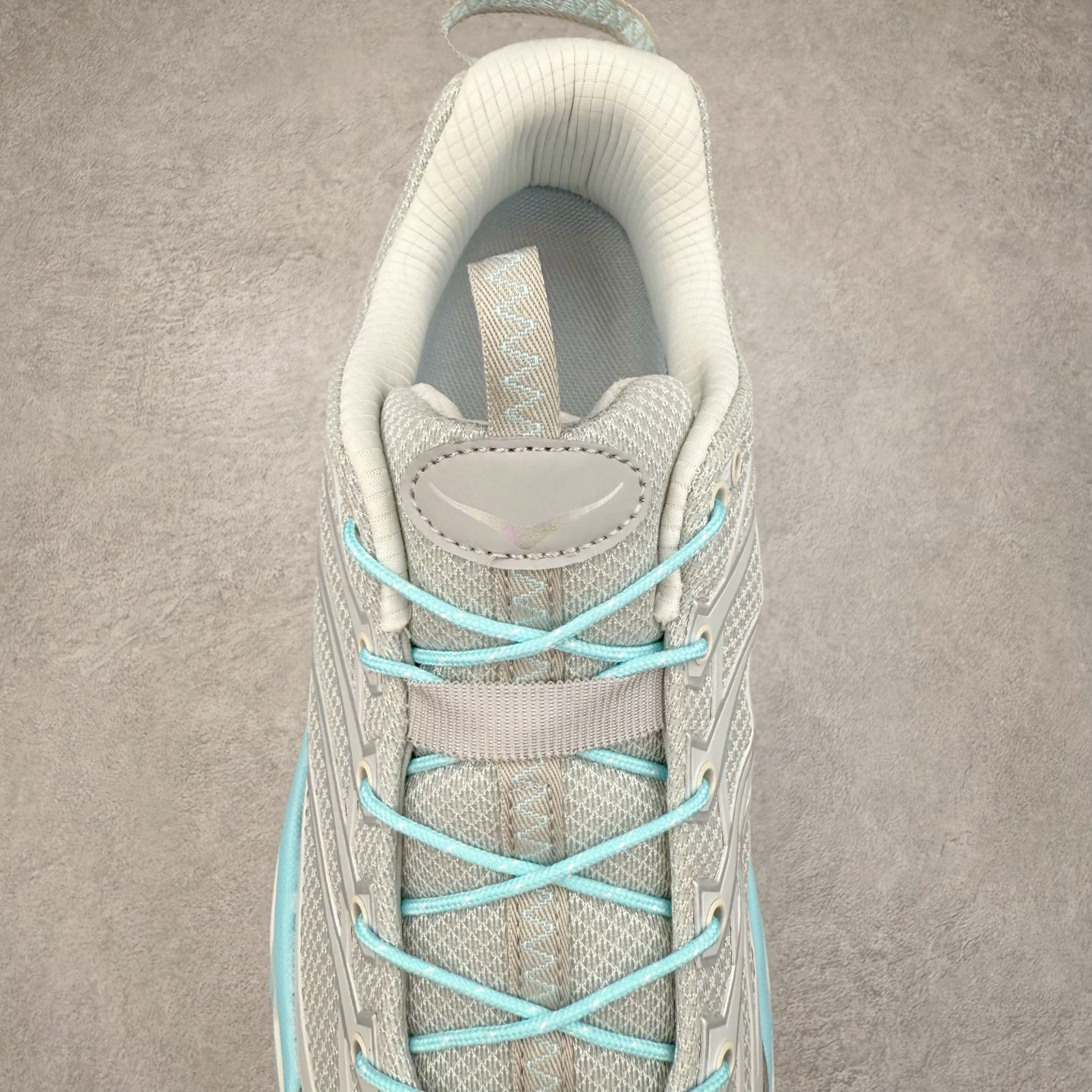 图片[5]-＃特价福利 HOKA ONE ONE Mafate Speed 3 Low 玛法特3代系列低帮轻量户外越野休闲运动慢跑鞋 HOKA ONE ONE 最近推出了一个胶囊系列 Origin Story 这个系列里的 Mafate Speed 2 可以说让我日思夜想有一阵子了 最近终于拔草 让我来分享一下这双也是上脚赞到爆的越野跑鞋吧 以阿尔卑斯山脉作为主题将亮黄色与蓝色调覆盖在这经典轮廓之上 配色的呈现效果相当亮眼 以至于很多人买这个配色是用来日常搭配的 鞋面采用超轻的无缝架构 轻薄的TPU贴在透气的鞋面材料上 减轻重量同时也保证了支撑性 鞋底则采用滚动平衡技术 引导跑者回归自然步态 祖传的神奇EVA材质中底依旧是一如既往地表现优秀 能提供充足的缓震 作为HOKA家的越野跑鞋 VIBRAM 橡胶大底也是必不可少的 即便在复杂湿滑的地形 依旧能有良好的抓地力及稳定性 鞋带采用了弹性不易松脱的扁宽弹性鞋带 前掌与中掌部分也进行了加宽 也更加适合亚洲人的脚型 是一款十分全面且足够强悍的户外硬核越野鞋 而这双极其亮眼的越野跑鞋恰好又是在江山一百中参赛的UTMB冠军 Ludovic POMMERET 夺冠时穿着的战靴 这就让它变得更加有吸引力了 用来日常搭配的话短裤是基本不挑 长裤我个人推荐阔腿裤 工装裤以及各种长筒牛仔裤都可以 尺码：36 36.5 37.5 38 38.5 39 40 40.5 41 42 42.5 43 44 45-选品中心