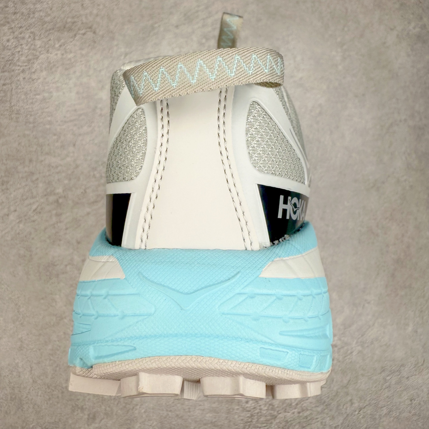 图片[8]-＃特价福利 HOKA ONE ONE Mafate Speed 3 Low 玛法特3代系列低帮轻量户外越野休闲运动慢跑鞋 HOKA ONE ONE 最近推出了一个胶囊系列 Origin Story 这个系列里的 Mafate Speed 2 可以说让我日思夜想有一阵子了 最近终于拔草 让我来分享一下这双也是上脚赞到爆的越野跑鞋吧 以阿尔卑斯山脉作为主题将亮黄色与蓝色调覆盖在这经典轮廓之上 配色的呈现效果相当亮眼 以至于很多人买这个配色是用来日常搭配的 鞋面采用超轻的无缝架构 轻薄的TPU贴在透气的鞋面材料上 减轻重量同时也保证了支撑性 鞋底则采用滚动平衡技术 引导跑者回归自然步态 祖传的神奇EVA材质中底依旧是一如既往地表现优秀 能提供充足的缓震 作为HOKA家的越野跑鞋 VIBRAM 橡胶大底也是必不可少的 即便在复杂湿滑的地形 依旧能有良好的抓地力及稳定性 鞋带采用了弹性不易松脱的扁宽弹性鞋带 前掌与中掌部分也进行了加宽 也更加适合亚洲人的脚型 是一款十分全面且足够强悍的户外硬核越野鞋 而这双极其亮眼的越野跑鞋恰好又是在江山一百中参赛的UTMB冠军 Ludovic POMMERET 夺冠时穿着的战靴 这就让它变得更加有吸引力了 用来日常搭配的话短裤是基本不挑 长裤我个人推荐阔腿裤 工装裤以及各种长筒牛仔裤都可以 尺码：36 36.5 37.5 38 38.5 39 40 40.5 41 42 42.5 43 44 45-选品中心