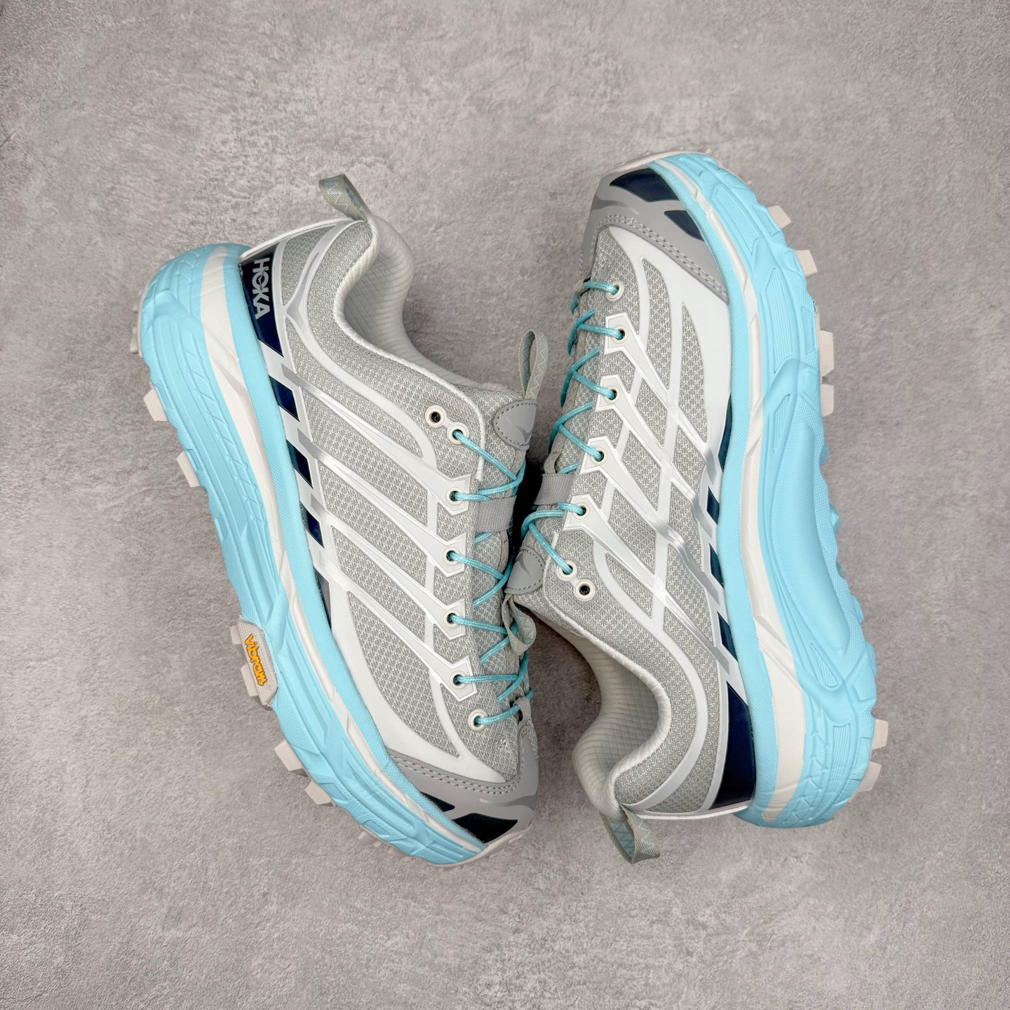 图片[3]-＃特价福利 HOKA ONE ONE Mafate Speed 3 Low 玛法特3代系列低帮轻量户外越野休闲运动慢跑鞋 HOKA ONE ONE 最近推出了一个胶囊系列 Origin Story 这个系列里的 Mafate Speed 2 可以说让我日思夜想有一阵子了 最近终于拔草 让我来分享一下这双也是上脚赞到爆的越野跑鞋吧 以阿尔卑斯山脉作为主题将亮黄色与蓝色调覆盖在这经典轮廓之上 配色的呈现效果相当亮眼 以至于很多人买这个配色是用来日常搭配的 鞋面采用超轻的无缝架构 轻薄的TPU贴在透气的鞋面材料上 减轻重量同时也保证了支撑性 鞋底则采用滚动平衡技术 引导跑者回归自然步态 祖传的神奇EVA材质中底依旧是一如既往地表现优秀 能提供充足的缓震 作为HOKA家的越野跑鞋 VIBRAM 橡胶大底也是必不可少的 即便在复杂湿滑的地形 依旧能有良好的抓地力及稳定性 鞋带采用了弹性不易松脱的扁宽弹性鞋带 前掌与中掌部分也进行了加宽 也更加适合亚洲人的脚型 是一款十分全面且足够强悍的户外硬核越野鞋 而这双极其亮眼的越野跑鞋恰好又是在江山一百中参赛的UTMB冠军 Ludovic POMMERET 夺冠时穿着的战靴 这就让它变得更加有吸引力了 用来日常搭配的话短裤是基本不挑 长裤我个人推荐阔腿裤 工装裤以及各种长筒牛仔裤都可以 尺码：36 36.5 37.5 38 38.5 39 40 40.5 41 42 42.5 43 44 45-选品中心