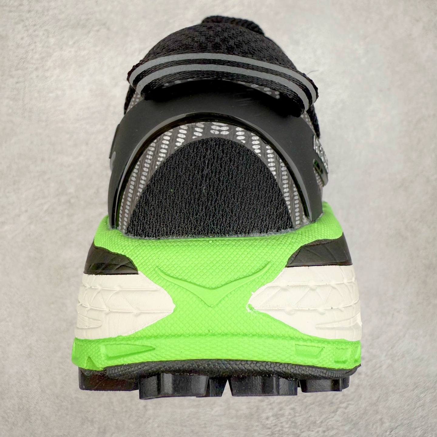 图片[8]-HOKA ONE ONE Mafate Speed 2 Low 玛法特2代系列低帮轻量户外越野休闲运动慢跑鞋 HOKA ONE ONE 最近推出了一个胶囊系列 Origin Story 这个系列里的 Mafate Speed 2 可以说让我日思夜想有一阵子了 最近终于拔草 让我来分享一下这双也是上脚赞到爆的越野跑鞋吧 以阿尔卑斯山脉作为主题将亮黄色与蓝色调覆盖在这经典轮廓之上 配色的呈现效果相当亮眼 以至于很多人买这个配色是用来日常搭配的 鞋面采用超轻的无缝架构 轻薄的TPU贴在透气的鞋面材料上 减轻重量同时也保证了支撑性 鞋底则采用滚动平衡技术 引导跑者回归自然步态 祖传的神奇EVA材质中底依旧是一如既往地表现优秀 能提供充足的缓震 作为HOKA家的越野跑鞋 VIBRAM 橡胶大底也是必不可少的 即便在复杂湿滑的地形 依旧能有良好的抓地力及稳定性 鞋带采用了弹性不易松脱的扁宽弹性鞋带 前掌与中掌部分也进行了加宽 也更加适合亚洲人的脚型 是一款十分全面且足够强悍的户外硬核越野鞋 而这双极其亮眼的越野跑鞋恰好又是在江山一百中参赛的UTMB冠军 Ludovic POMMERET 夺冠时穿着的战靴 这就让它变得更加有吸引力了 用来日常搭配的话短裤是基本不挑 长裤我个人推荐阔腿裤 工装裤以及各种长筒牛仔裤都可以 尺码：36 36.5 37.5 38 38.5 39 40 40.5 41 42 42.5 43 44 44.5 45-选品中心