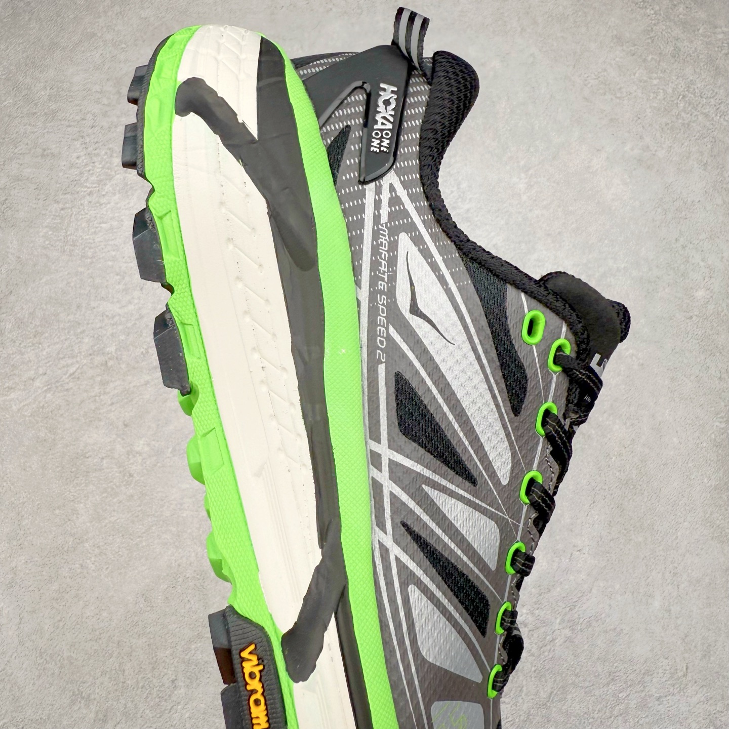 图片[6]-HOKA ONE ONE Mafate Speed 2 Low 玛法特2代系列低帮轻量户外越野休闲运动慢跑鞋 HOKA ONE ONE 最近推出了一个胶囊系列 Origin Story 这个系列里的 Mafate Speed 2 可以说让我日思夜想有一阵子了 最近终于拔草 让我来分享一下这双也是上脚赞到爆的越野跑鞋吧 以阿尔卑斯山脉作为主题将亮黄色与蓝色调覆盖在这经典轮廓之上 配色的呈现效果相当亮眼 以至于很多人买这个配色是用来日常搭配的 鞋面采用超轻的无缝架构 轻薄的TPU贴在透气的鞋面材料上 减轻重量同时也保证了支撑性 鞋底则采用滚动平衡技术 引导跑者回归自然步态 祖传的神奇EVA材质中底依旧是一如既往地表现优秀 能提供充足的缓震 作为HOKA家的越野跑鞋 VIBRAM 橡胶大底也是必不可少的 即便在复杂湿滑的地形 依旧能有良好的抓地力及稳定性 鞋带采用了弹性不易松脱的扁宽弹性鞋带 前掌与中掌部分也进行了加宽 也更加适合亚洲人的脚型 是一款十分全面且足够强悍的户外硬核越野鞋 而这双极其亮眼的越野跑鞋恰好又是在江山一百中参赛的UTMB冠军 Ludovic POMMERET 夺冠时穿着的战靴 这就让它变得更加有吸引力了 用来日常搭配的话短裤是基本不挑 长裤我个人推荐阔腿裤 工装裤以及各种长筒牛仔裤都可以 尺码：36 36.5 37.5 38 38.5 39 40 40.5 41 42 42.5 43 44 44.5 45-选品中心