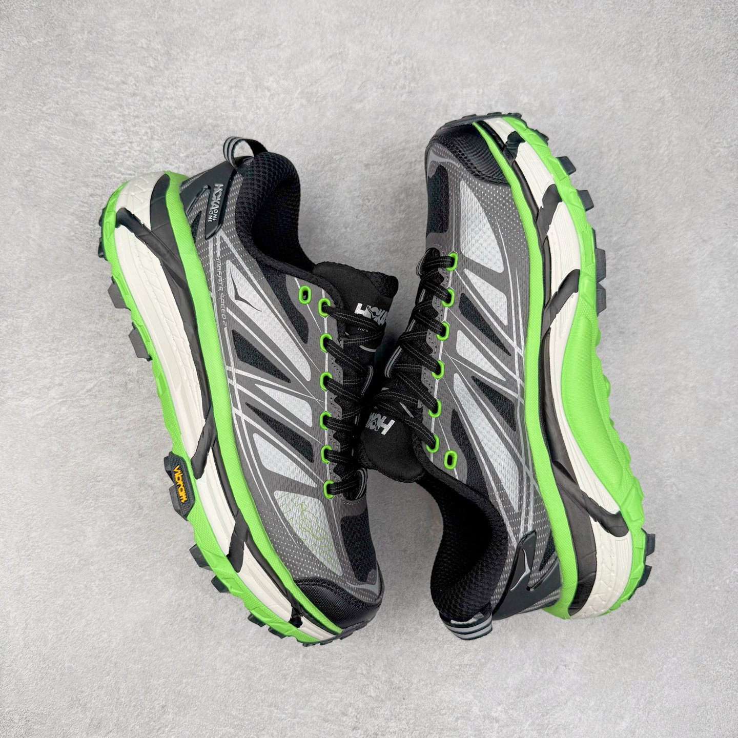 图片[3]-HOKA ONE ONE Mafate Speed 2 Low 玛法特2代系列低帮轻量户外越野休闲运动慢跑鞋 HOKA ONE ONE 最近推出了一个胶囊系列 Origin Story 这个系列里的 Mafate Speed 2 可以说让我日思夜想有一阵子了 最近终于拔草 让我来分享一下这双也是上脚赞到爆的越野跑鞋吧 以阿尔卑斯山脉作为主题将亮黄色与蓝色调覆盖在这经典轮廓之上 配色的呈现效果相当亮眼 以至于很多人买这个配色是用来日常搭配的 鞋面采用超轻的无缝架构 轻薄的TPU贴在透气的鞋面材料上 减轻重量同时也保证了支撑性 鞋底则采用滚动平衡技术 引导跑者回归自然步态 祖传的神奇EVA材质中底依旧是一如既往地表现优秀 能提供充足的缓震 作为HOKA家的越野跑鞋 VIBRAM 橡胶大底也是必不可少的 即便在复杂湿滑的地形 依旧能有良好的抓地力及稳定性 鞋带采用了弹性不易松脱的扁宽弹性鞋带 前掌与中掌部分也进行了加宽 也更加适合亚洲人的脚型 是一款十分全面且足够强悍的户外硬核越野鞋 而这双极其亮眼的越野跑鞋恰好又是在江山一百中参赛的UTMB冠军 Ludovic POMMERET 夺冠时穿着的战靴 这就让它变得更加有吸引力了 用来日常搭配的话短裤是基本不挑 长裤我个人推荐阔腿裤 工装裤以及各种长筒牛仔裤都可以 尺码：36 36.5 37.5 38 38.5 39 40 40.5 41 42 42.5 43 44 44.5 45-选品中心