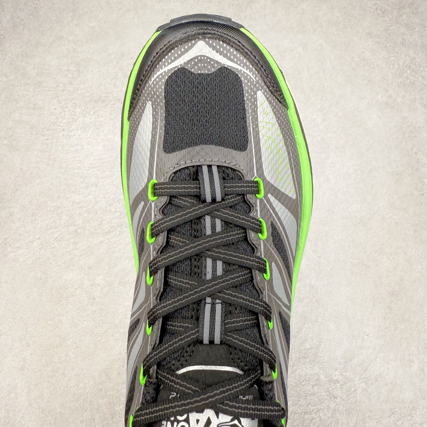 图片[4]-HOKA ONE ONE Mafate Speed 2 Low 玛法特2代系列低帮轻量户外越野休闲运动慢跑鞋 HOKA ONE ONE 最近推出了一个胶囊系列 Origin Story 这个系列里的 Mafate Speed 2 可以说让我日思夜想有一阵子了 最近终于拔草 让我来分享一下这双也是上脚赞到爆的越野跑鞋吧 以阿尔卑斯山脉作为主题将亮黄色与蓝色调覆盖在这经典轮廓之上 配色的呈现效果相当亮眼 以至于很多人买这个配色是用来日常搭配的 鞋面采用超轻的无缝架构 轻薄的TPU贴在透气的鞋面材料上 减轻重量同时也保证了支撑性 鞋底则采用滚动平衡技术 引导跑者回归自然步态 祖传的神奇EVA材质中底依旧是一如既往地表现优秀 能提供充足的缓震 作为HOKA家的越野跑鞋 VIBRAM 橡胶大底也是必不可少的 即便在复杂湿滑的地形 依旧能有良好的抓地力及稳定性 鞋带采用了弹性不易松脱的扁宽弹性鞋带 前掌与中掌部分也进行了加宽 也更加适合亚洲人的脚型 是一款十分全面且足够强悍的户外硬核越野鞋 而这双极其亮眼的越野跑鞋恰好又是在江山一百中参赛的UTMB冠军 Ludovic POMMERET 夺冠时穿着的战靴 这就让它变得更加有吸引力了 用来日常搭配的话短裤是基本不挑 长裤我个人推荐阔腿裤 工装裤以及各种长筒牛仔裤都可以 尺码：36 36.5 37.5 38 38.5 39 40 40.5 41 42 42.5 43 44 44.5 45-选品中心