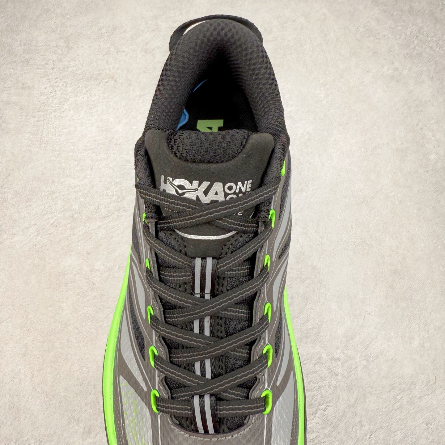 图片[5]-HOKA ONE ONE Mafate Speed 2 Low 玛法特2代系列低帮轻量户外越野休闲运动慢跑鞋 HOKA ONE ONE 最近推出了一个胶囊系列 Origin Story 这个系列里的 Mafate Speed 2 可以说让我日思夜想有一阵子了 最近终于拔草 让我来分享一下这双也是上脚赞到爆的越野跑鞋吧 以阿尔卑斯山脉作为主题将亮黄色与蓝色调覆盖在这经典轮廓之上 配色的呈现效果相当亮眼 以至于很多人买这个配色是用来日常搭配的 鞋面采用超轻的无缝架构 轻薄的TPU贴在透气的鞋面材料上 减轻重量同时也保证了支撑性 鞋底则采用滚动平衡技术 引导跑者回归自然步态 祖传的神奇EVA材质中底依旧是一如既往地表现优秀 能提供充足的缓震 作为HOKA家的越野跑鞋 VIBRAM 橡胶大底也是必不可少的 即便在复杂湿滑的地形 依旧能有良好的抓地力及稳定性 鞋带采用了弹性不易松脱的扁宽弹性鞋带 前掌与中掌部分也进行了加宽 也更加适合亚洲人的脚型 是一款十分全面且足够强悍的户外硬核越野鞋 而这双极其亮眼的越野跑鞋恰好又是在江山一百中参赛的UTMB冠军 Ludovic POMMERET 夺冠时穿着的战靴 这就让它变得更加有吸引力了 用来日常搭配的话短裤是基本不挑 长裤我个人推荐阔腿裤 工装裤以及各种长筒牛仔裤都可以 尺码：36 36.5 37.5 38 38.5 39 40 40.5 41 42 42.5 43 44 44.5 45-选品中心