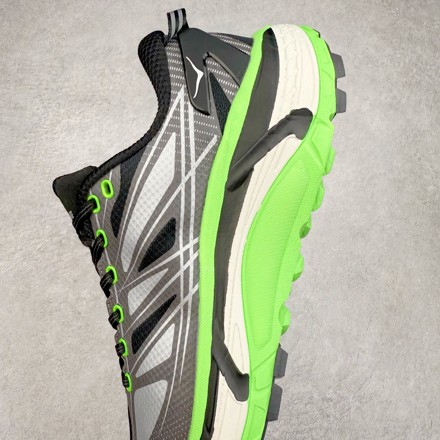 图片[7]-HOKA ONE ONE Mafate Speed 2 Low 玛法特2代系列低帮轻量户外越野休闲运动慢跑鞋 HOKA ONE ONE 最近推出了一个胶囊系列 Origin Story 这个系列里的 Mafate Speed 2 可以说让我日思夜想有一阵子了 最近终于拔草 让我来分享一下这双也是上脚赞到爆的越野跑鞋吧 以阿尔卑斯山脉作为主题将亮黄色与蓝色调覆盖在这经典轮廓之上 配色的呈现效果相当亮眼 以至于很多人买这个配色是用来日常搭配的 鞋面采用超轻的无缝架构 轻薄的TPU贴在透气的鞋面材料上 减轻重量同时也保证了支撑性 鞋底则采用滚动平衡技术 引导跑者回归自然步态 祖传的神奇EVA材质中底依旧是一如既往地表现优秀 能提供充足的缓震 作为HOKA家的越野跑鞋 VIBRAM 橡胶大底也是必不可少的 即便在复杂湿滑的地形 依旧能有良好的抓地力及稳定性 鞋带采用了弹性不易松脱的扁宽弹性鞋带 前掌与中掌部分也进行了加宽 也更加适合亚洲人的脚型 是一款十分全面且足够强悍的户外硬核越野鞋 而这双极其亮眼的越野跑鞋恰好又是在江山一百中参赛的UTMB冠军 Ludovic POMMERET 夺冠时穿着的战靴 这就让它变得更加有吸引力了 用来日常搭配的话短裤是基本不挑 长裤我个人推荐阔腿裤 工装裤以及各种长筒牛仔裤都可以 尺码：36 36.5 37.5 38 38.5 39 40 40.5 41 42 42.5 43 44 44.5 45-选品中心