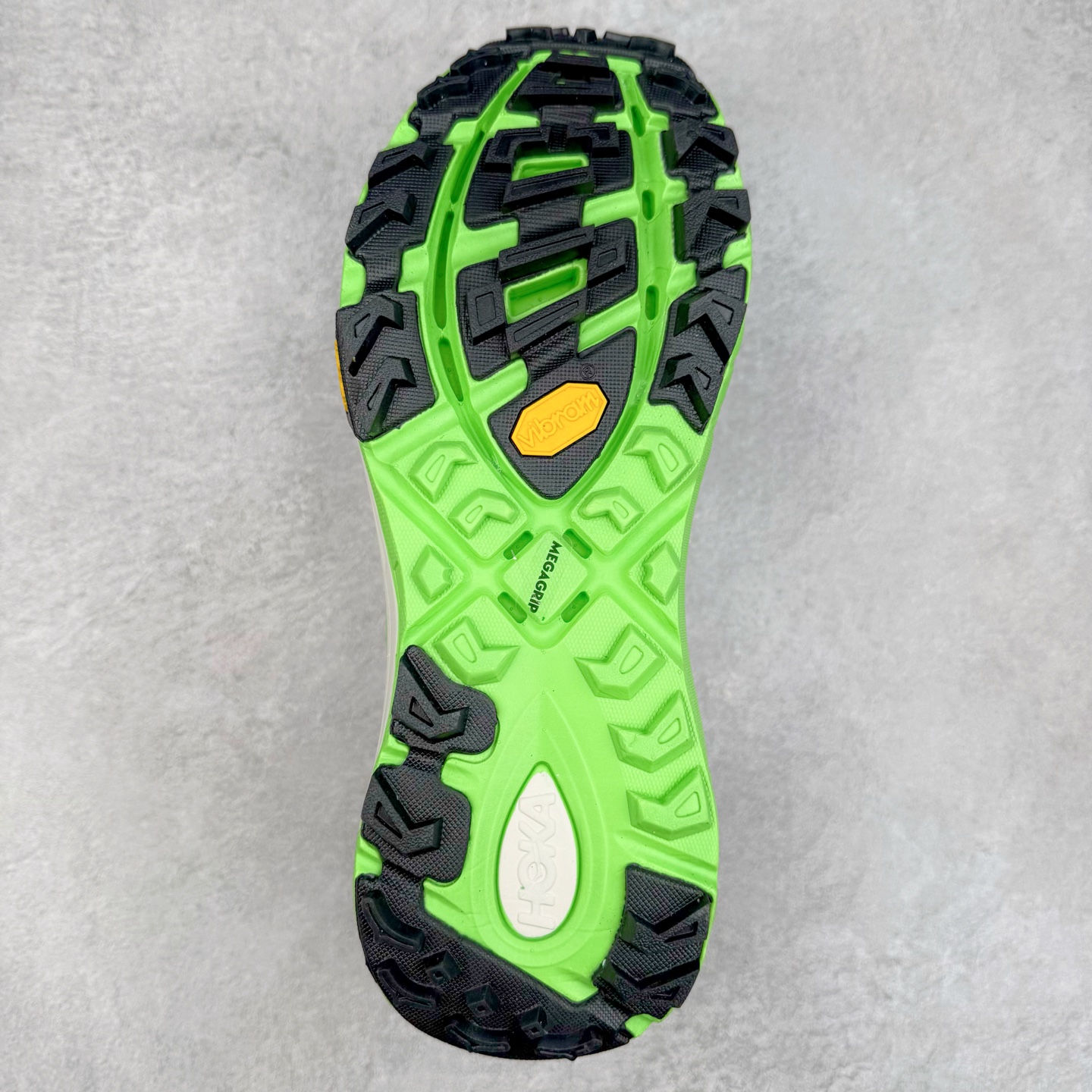 图片[9]-HOKA ONE ONE Mafate Speed 2 Low 玛法特2代系列低帮轻量户外越野休闲运动慢跑鞋 HOKA ONE ONE 最近推出了一个胶囊系列 Origin Story 这个系列里的 Mafate Speed 2 可以说让我日思夜想有一阵子了 最近终于拔草 让我来分享一下这双也是上脚赞到爆的越野跑鞋吧 以阿尔卑斯山脉作为主题将亮黄色与蓝色调覆盖在这经典轮廓之上 配色的呈现效果相当亮眼 以至于很多人买这个配色是用来日常搭配的 鞋面采用超轻的无缝架构 轻薄的TPU贴在透气的鞋面材料上 减轻重量同时也保证了支撑性 鞋底则采用滚动平衡技术 引导跑者回归自然步态 祖传的神奇EVA材质中底依旧是一如既往地表现优秀 能提供充足的缓震 作为HOKA家的越野跑鞋 VIBRAM 橡胶大底也是必不可少的 即便在复杂湿滑的地形 依旧能有良好的抓地力及稳定性 鞋带采用了弹性不易松脱的扁宽弹性鞋带 前掌与中掌部分也进行了加宽 也更加适合亚洲人的脚型 是一款十分全面且足够强悍的户外硬核越野鞋 而这双极其亮眼的越野跑鞋恰好又是在江山一百中参赛的UTMB冠军 Ludovic POMMERET 夺冠时穿着的战靴 这就让它变得更加有吸引力了 用来日常搭配的话短裤是基本不挑 长裤我个人推荐阔腿裤 工装裤以及各种长筒牛仔裤都可以 尺码：36 36.5 37.5 38 38.5 39 40 40.5 41 42 42.5 43 44 44.5 45-选品中心