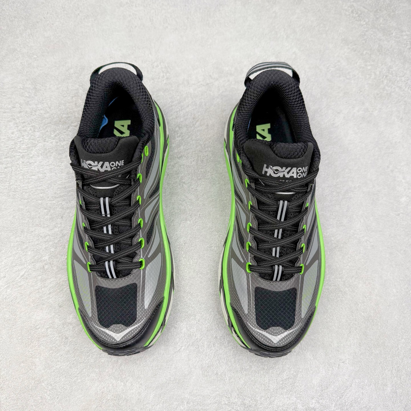 图片[2]-HOKA ONE ONE Mafate Speed 2 Low 玛法特2代系列低帮轻量户外越野休闲运动慢跑鞋 HOKA ONE ONE 最近推出了一个胶囊系列 Origin Story 这个系列里的 Mafate Speed 2 可以说让我日思夜想有一阵子了 最近终于拔草 让我来分享一下这双也是上脚赞到爆的越野跑鞋吧 以阿尔卑斯山脉作为主题将亮黄色与蓝色调覆盖在这经典轮廓之上 配色的呈现效果相当亮眼 以至于很多人买这个配色是用来日常搭配的 鞋面采用超轻的无缝架构 轻薄的TPU贴在透气的鞋面材料上 减轻重量同时也保证了支撑性 鞋底则采用滚动平衡技术 引导跑者回归自然步态 祖传的神奇EVA材质中底依旧是一如既往地表现优秀 能提供充足的缓震 作为HOKA家的越野跑鞋 VIBRAM 橡胶大底也是必不可少的 即便在复杂湿滑的地形 依旧能有良好的抓地力及稳定性 鞋带采用了弹性不易松脱的扁宽弹性鞋带 前掌与中掌部分也进行了加宽 也更加适合亚洲人的脚型 是一款十分全面且足够强悍的户外硬核越野鞋 而这双极其亮眼的越野跑鞋恰好又是在江山一百中参赛的UTMB冠军 Ludovic POMMERET 夺冠时穿着的战靴 这就让它变得更加有吸引力了 用来日常搭配的话短裤是基本不挑 长裤我个人推荐阔腿裤 工装裤以及各种长筒牛仔裤都可以 尺码：36 36.5 37.5 38 38.5 39 40 40.5 41 42 42.5 43 44 44.5 45-选品中心