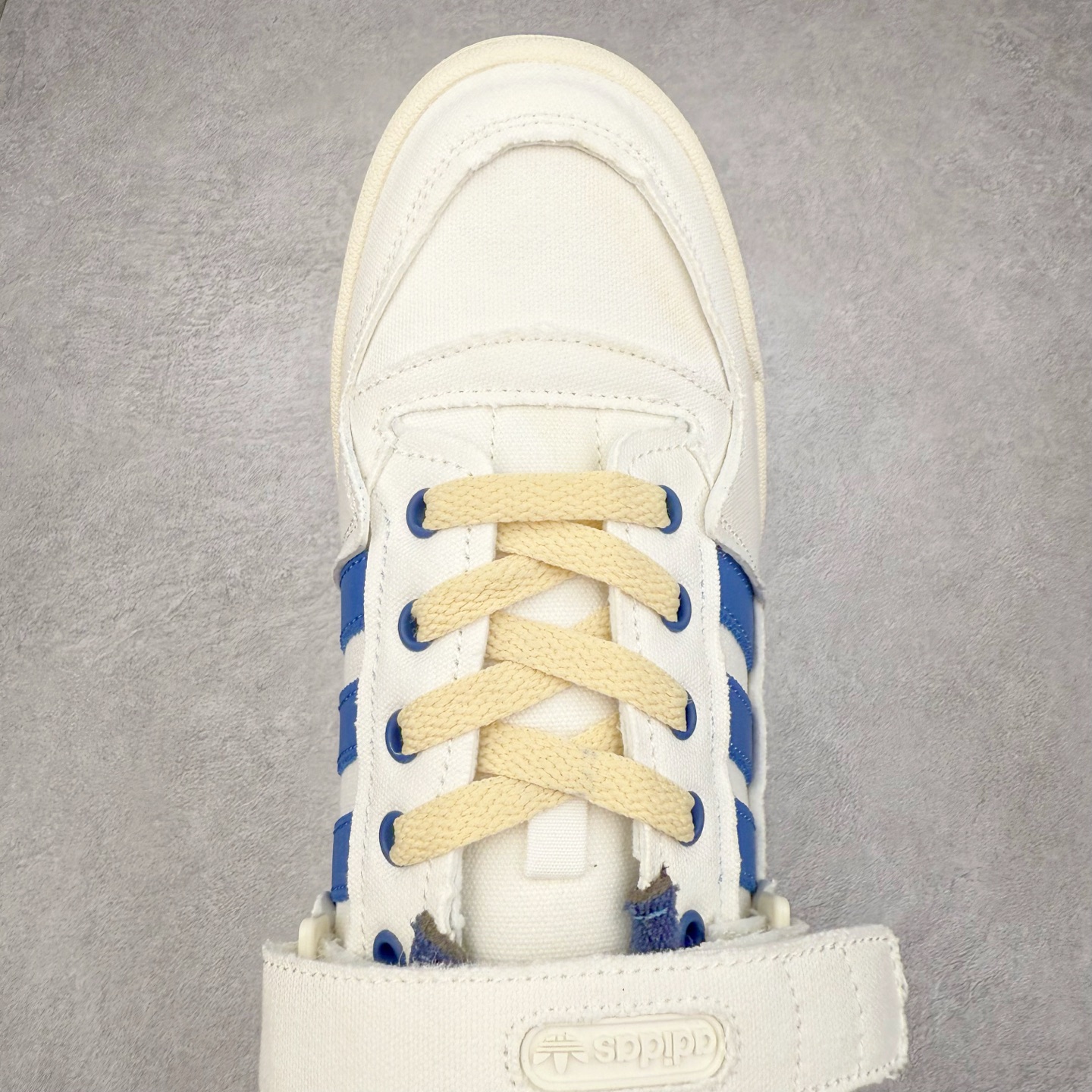 图片[4]-AD Forum 84 Low OG 低帮百搭潮流休闲运动板鞋 以复古篮球鞋的外形为基础 采用皮革拼接 简约百搭 更加贴合舒适 中底内侧网格造型起到点睛之笔 外底橡胶 更显复古 尺码：36 36.5 37.5 38 38.5 39 40 40.5 41 42 42.5 43 44 44.5 45-选品中心