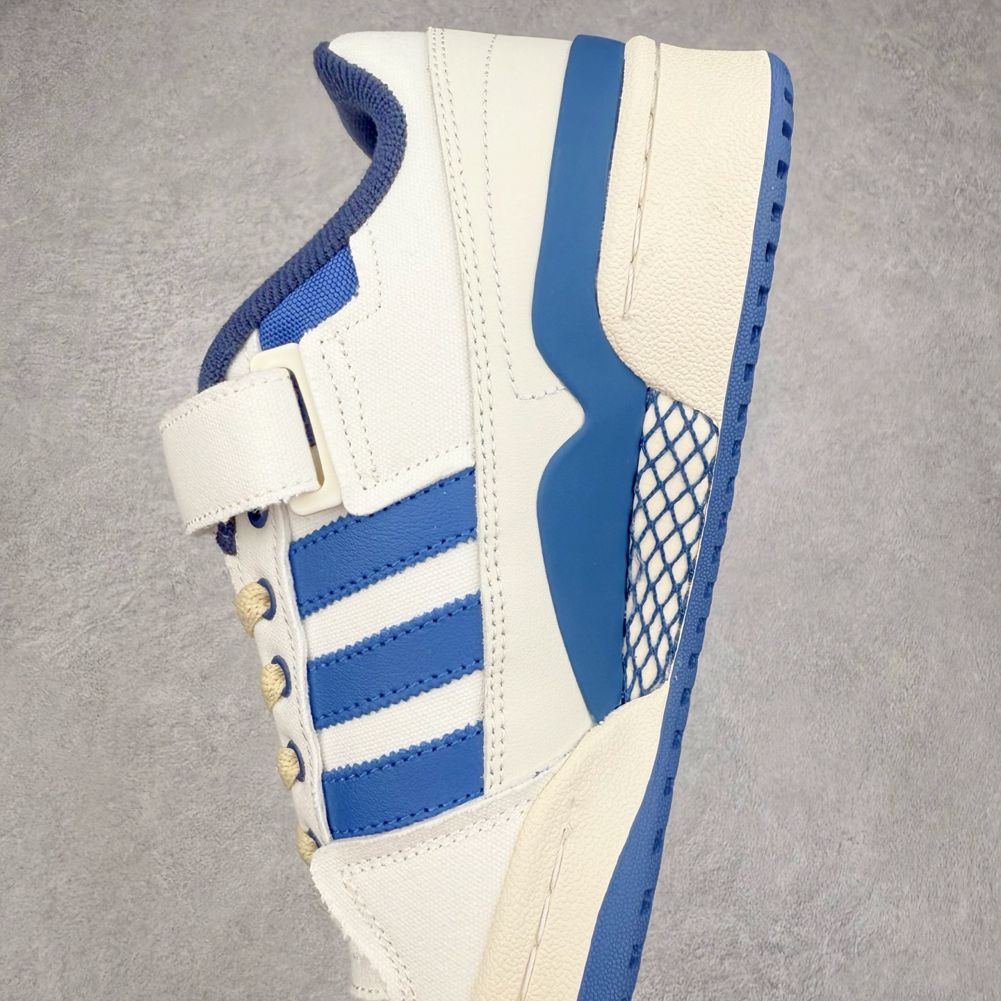 图片[7]-AD Forum 84 Low OG 低帮百搭潮流休闲运动板鞋 以复古篮球鞋的外形为基础 采用皮革拼接 简约百搭 更加贴合舒适 中底内侧网格造型起到点睛之笔 外底橡胶 更显复古 尺码：36 36.5 37.5 38 38.5 39 40 40.5 41 42 42.5 43 44 44.5 45-选品中心