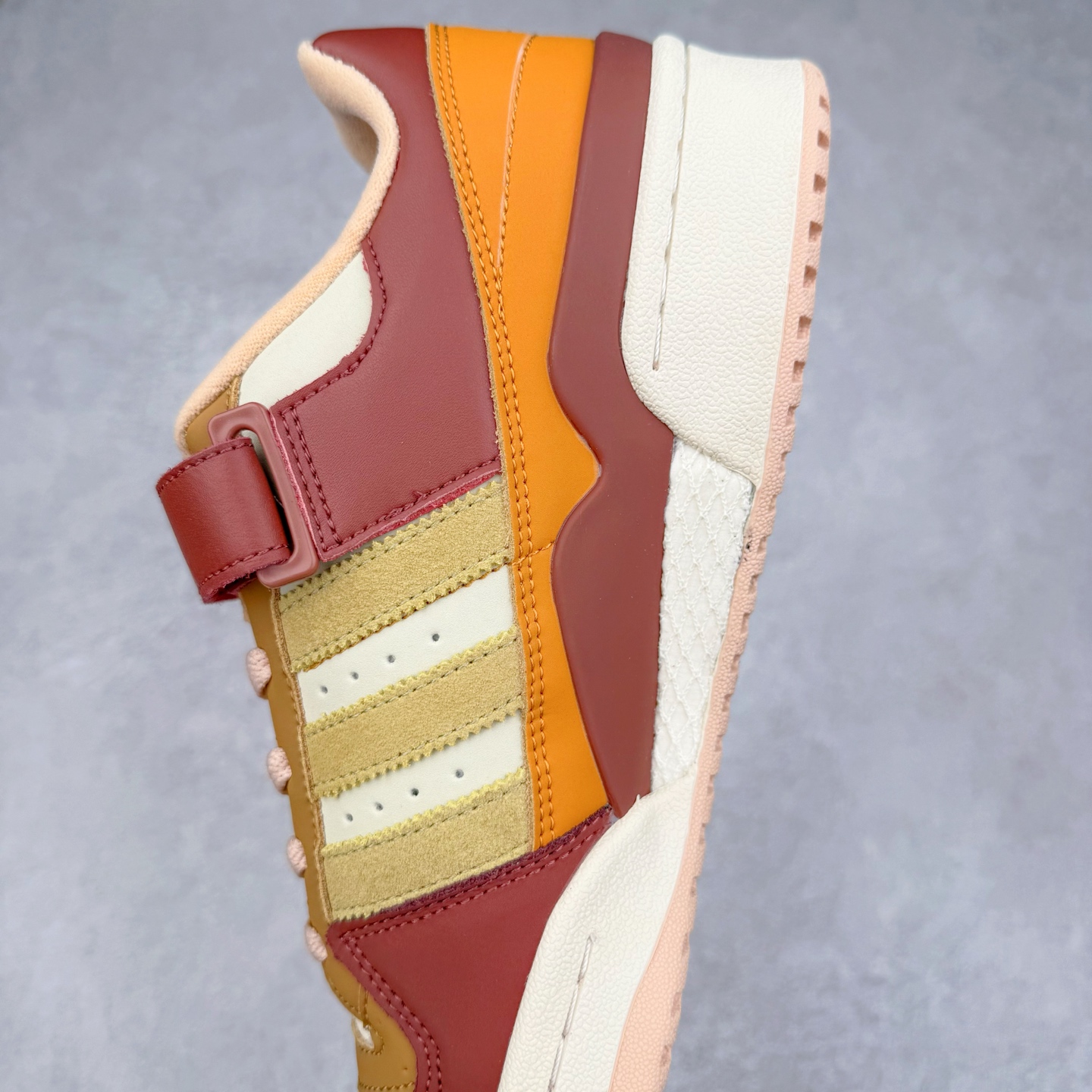 图片[7]-AD Forum 84 Low OG 低帮百搭潮流休闲运动板鞋 以复古篮球鞋的外形为基础 采用皮革拼接 简约百搭 更加贴合舒适 中底内侧网格造型起到点睛之笔 外底橡胶 更显复古 尺码：36 36.5 37.5 38 38.5 39 40 40.5 41 42 42.5 43 44 44.5 45-选品中心