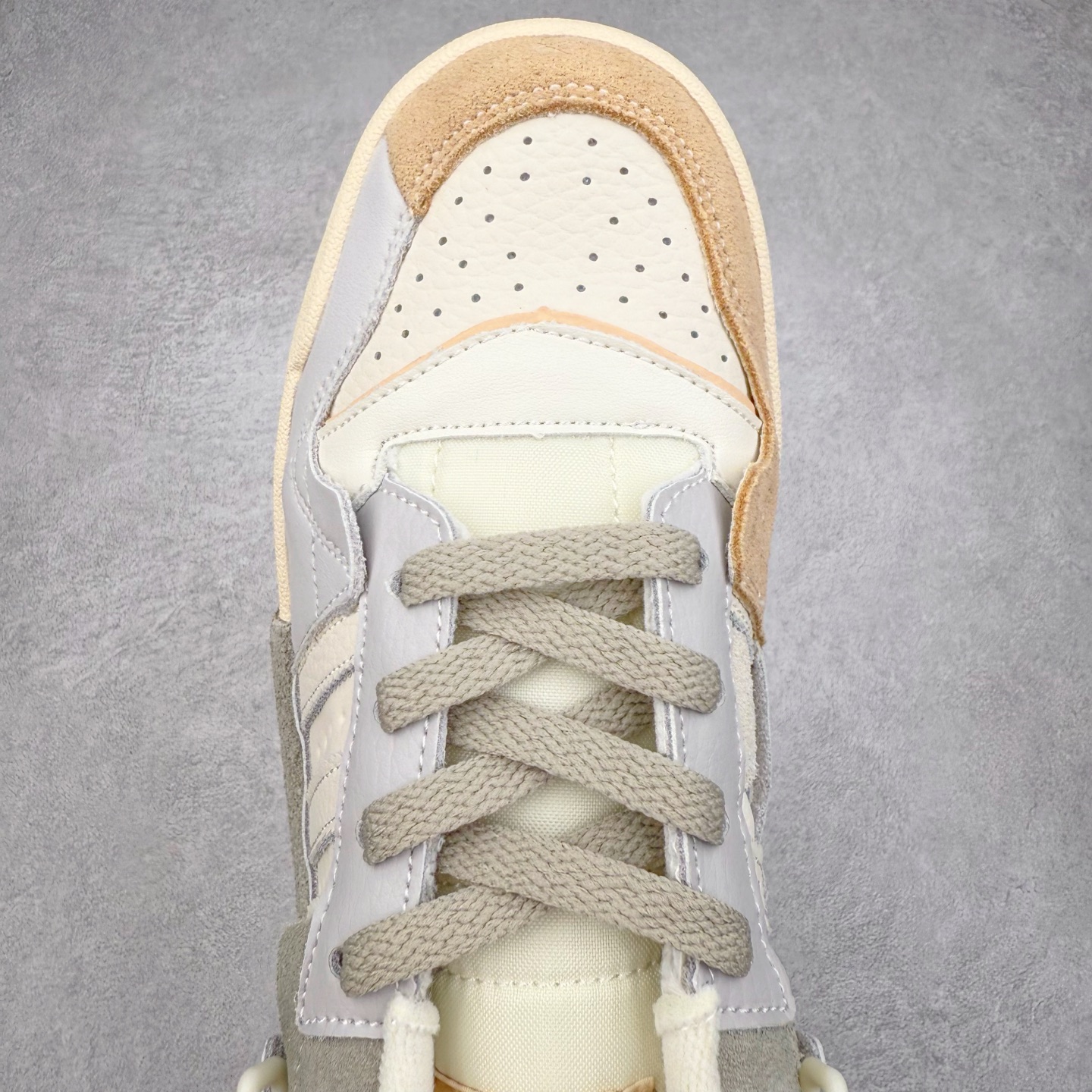 图片[4]-AD Forum 84 Low OG 低帮百搭潮流休闲运动板鞋 以复古篮球鞋的外形为基础 采用皮革拼接 简约百搭 更加贴合舒适 中底内侧网格造型起到点睛之笔 外底橡胶 更显复古 尺码：36 36.5 37.5 38 38.5 39 40 40.5 41 42 42.5 43 44 44.5 45-选品中心