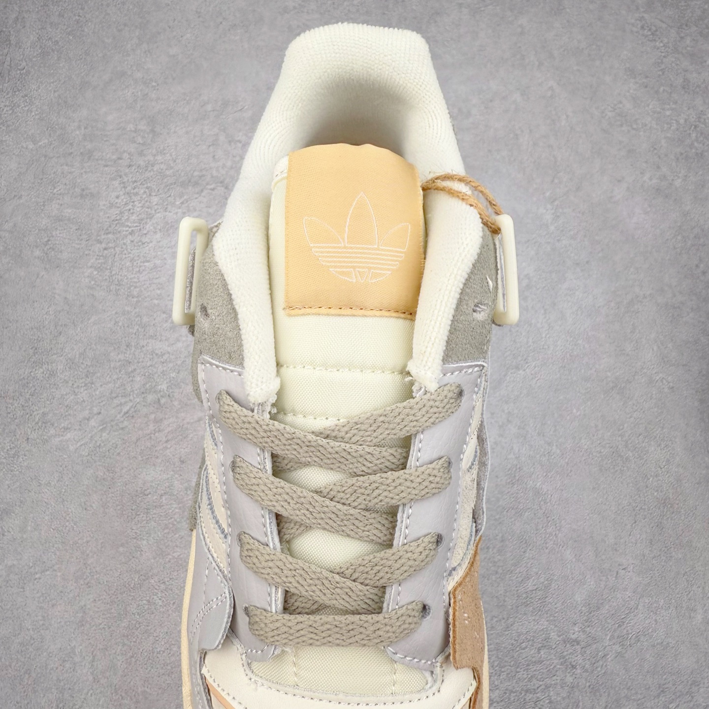 图片[5]-AD Forum 84 Low OG 低帮百搭潮流休闲运动板鞋 以复古篮球鞋的外形为基础 采用皮革拼接 简约百搭 更加贴合舒适 中底内侧网格造型起到点睛之笔 外底橡胶 更显复古 尺码：36 36.5 37.5 38 38.5 39 40 40.5 41 42 42.5 43 44 44.5 45-选品中心