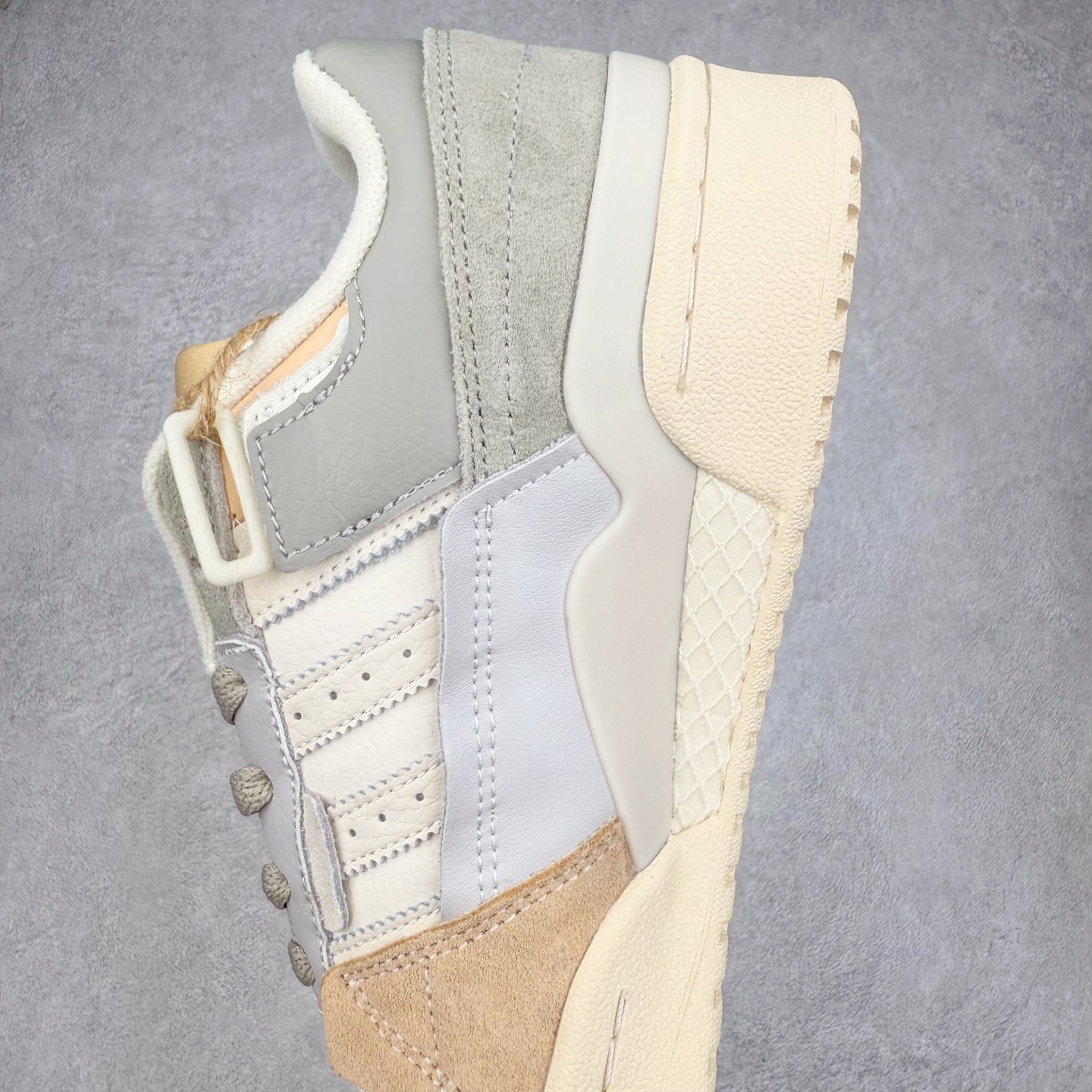 图片[7]-AD Forum 84 Low OG 低帮百搭潮流休闲运动板鞋 以复古篮球鞋的外形为基础 采用皮革拼接 简约百搭 更加贴合舒适 中底内侧网格造型起到点睛之笔 外底橡胶 更显复古 尺码：36 36.5 37.5 38 38.5 39 40 40.5 41 42 42.5 43 44 44.5 45-选品中心