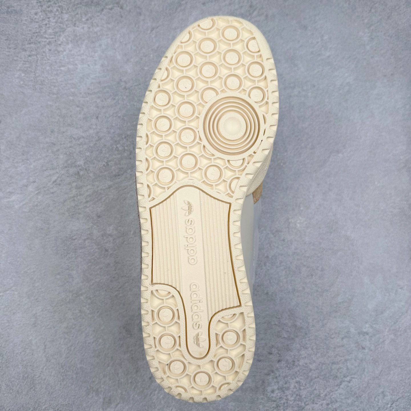 图片[9]-AD Forum 84 Low OG 低帮百搭潮流休闲运动板鞋 以复古篮球鞋的外形为基础 采用皮革拼接 简约百搭 更加贴合舒适 中底内侧网格造型起到点睛之笔 外底橡胶 更显复古 尺码：36 36.5 37.5 38 38.5 39 40 40.5 41 42 42.5 43 44 44.5 45-选品中心