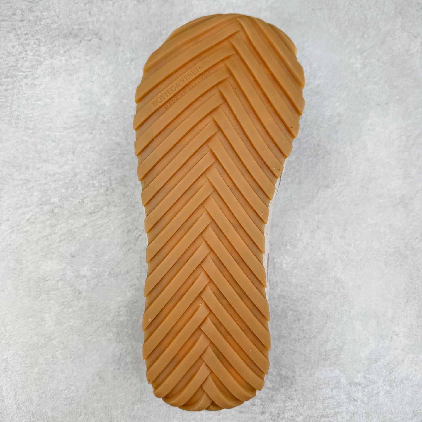 图片[9]-BOTTEGA VENETA Orbit Runner BV葆蝶家时尚休闲王一博同款老爹鞋运动鞋 原版开发 一比一打造 相似度百分之99以上 市场一梯队级别品质 区别市场任何标文顶级品质版本 采用轻质科技网布面料 搭配几何图案设计橡胶外底 王炸系列 高版本 认准套包工艺 实际增高很多哦 还是一样显腿细非常nice 耐玩耐造 对标对版 套包鞋工艺 认准高版本 大底选用拼色TPU大底 配置原版包装 尺码：35 36 37 38 39 40 41 42 43 44 45-选品中心