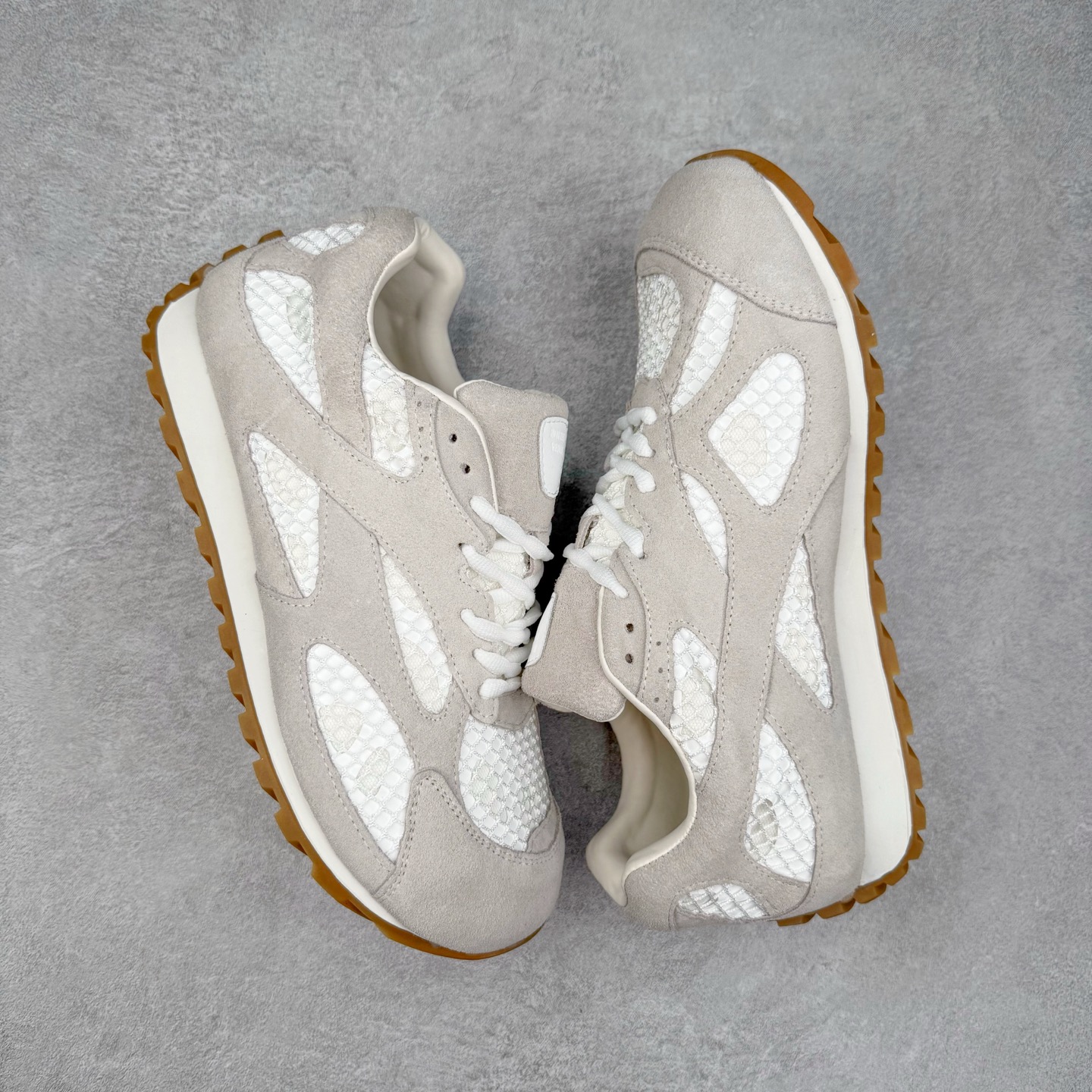 图片[3]-BOTTEGA VENETA Orbit Runner BV葆蝶家时尚休闲王一博同款老爹鞋运动鞋 原版开发 一比一打造 相似度百分之99以上 市场一梯队级别品质 区别市场任何标文顶级品质版本 采用轻质科技网布面料 搭配几何图案设计橡胶外底 王炸系列 高版本 认准套包工艺 实际增高很多哦 还是一样显腿细非常nice 耐玩耐造 对标对版 套包鞋工艺 认准高版本 大底选用拼色TPU大底 配置原版包装 尺码：35 36 37 38 39 40 41 42 43 44 45-选品中心