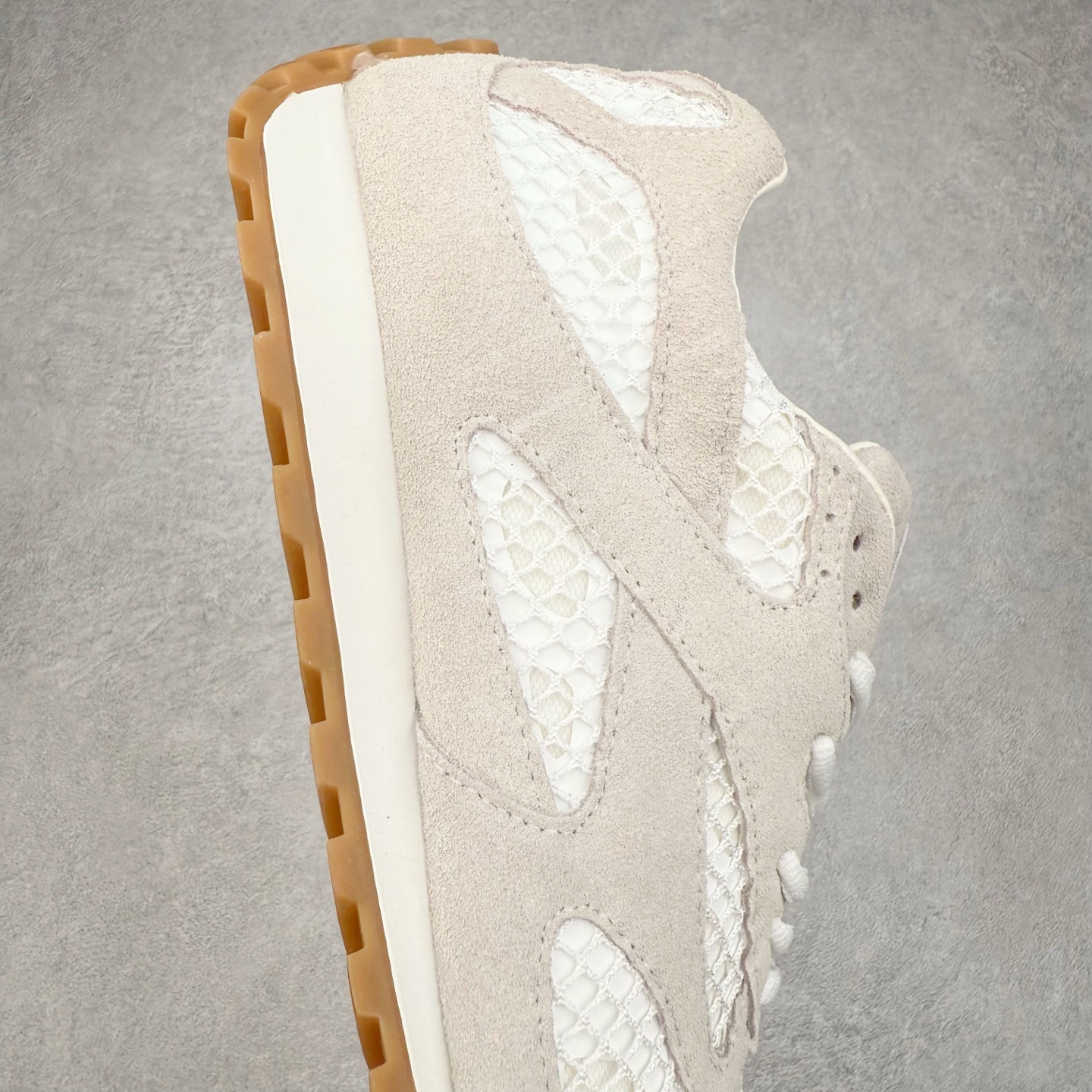 图片[6]-BOTTEGA VENETA Orbit Runner BV葆蝶家时尚休闲王一博同款老爹鞋运动鞋 原版开发 一比一打造 相似度百分之99以上 市场一梯队级别品质 区别市场任何标文顶级品质版本 采用轻质科技网布面料 搭配几何图案设计橡胶外底 王炸系列 高版本 认准套包工艺 实际增高很多哦 还是一样显腿细非常nice 耐玩耐造 对标对版 套包鞋工艺 认准高版本 大底选用拼色TPU大底 配置原版包装 尺码：35 36 37 38 39 40 41 42 43 44 45-选品中心