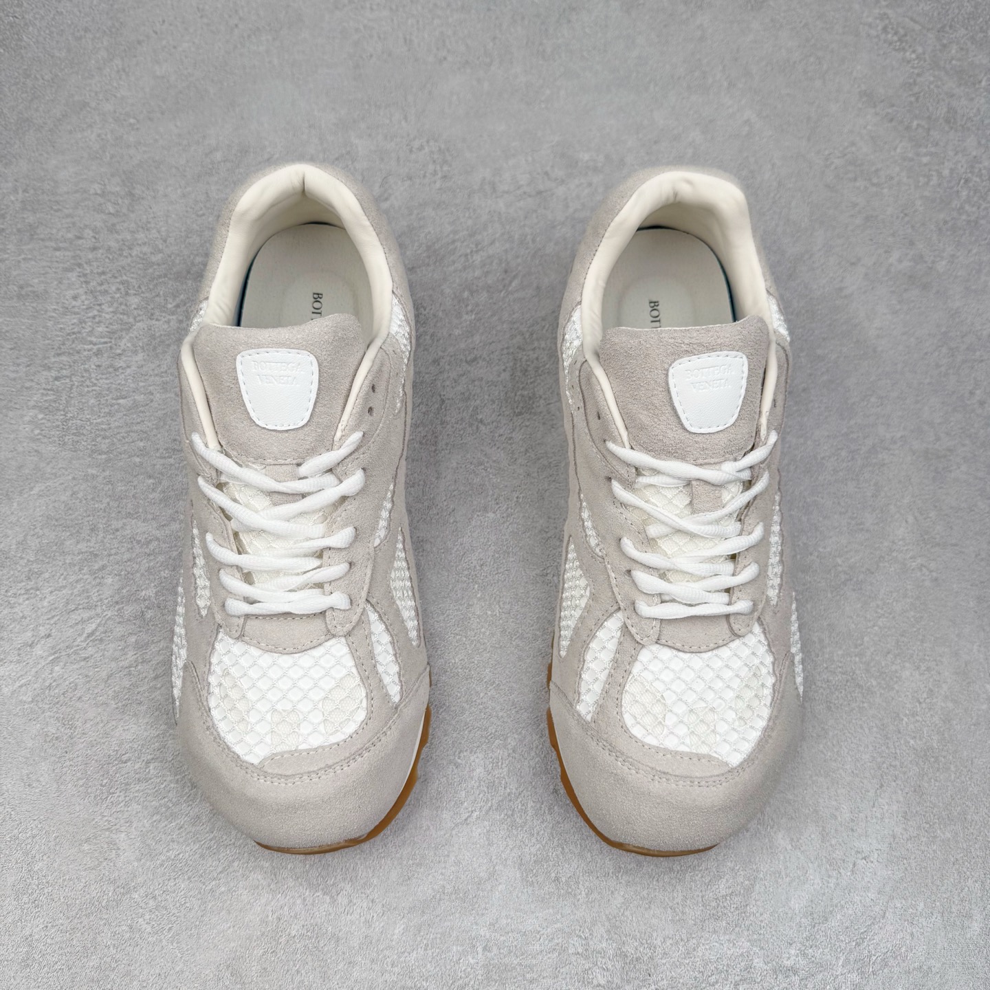 图片[2]-BOTTEGA VENETA Orbit Runner BV葆蝶家时尚休闲王一博同款老爹鞋运动鞋 原版开发 一比一打造 相似度百分之99以上 市场一梯队级别品质 区别市场任何标文顶级品质版本 采用轻质科技网布面料 搭配几何图案设计橡胶外底 王炸系列 高版本 认准套包工艺 实际增高很多哦 还是一样显腿细非常nice 耐玩耐造 对标对版 套包鞋工艺 认准高版本 大底选用拼色TPU大底 配置原版包装 尺码：35 36 37 38 39 40 41 42 43 44 45-选品中心