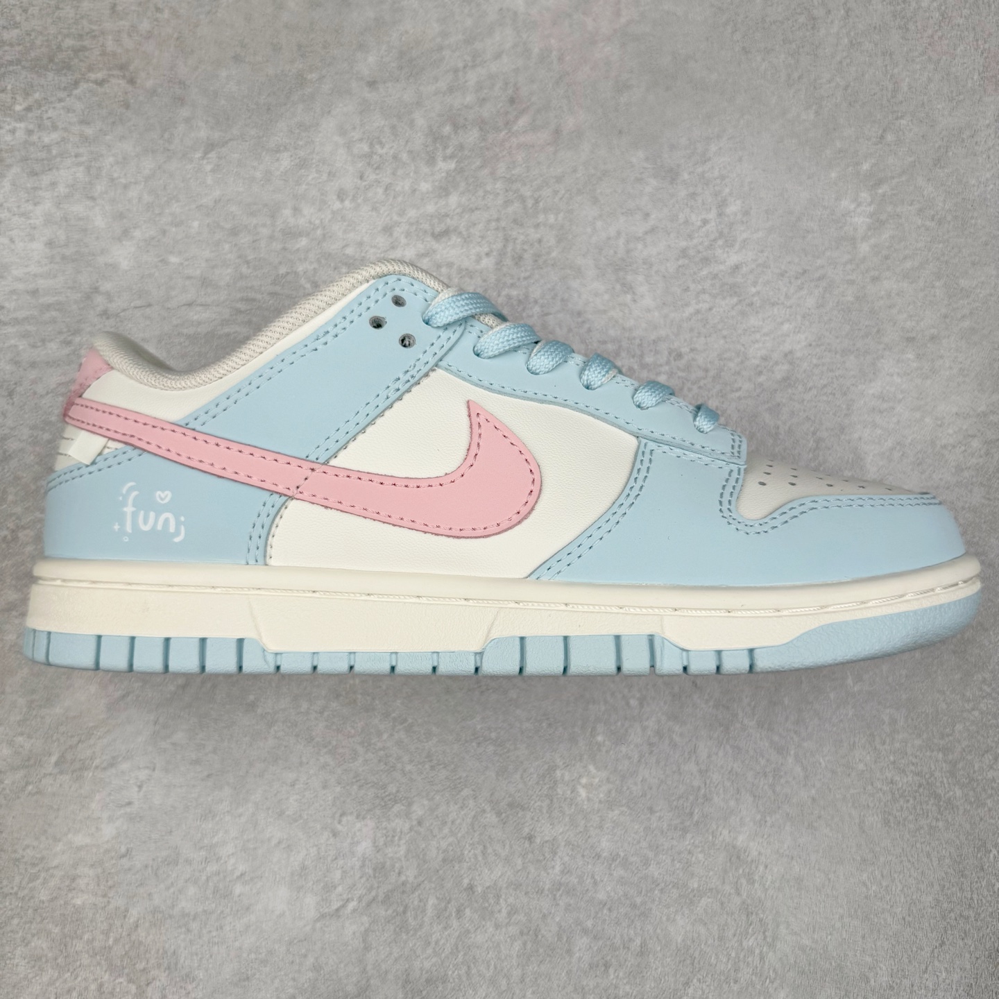 ＃YC纯原 NK Dunk Low 仙桃苏打 BP0508-034 此款从夏日苏打水的清甜中汲取灵感，将少女的柔软与活力融入鞋型，浅蓝如晨间薄雾，纯白似云絮轻飘，粉色Swoosh恰似仙桃果肉的甜蜜晕染，这抹清新撞色，既是对「甜酷美学」的诠释，也是Z世代女孩「可盐可甜」的风格缩影。让穿搭成为情绪的外放，将少女的烂漫与清爽一网打尽。定制系列天花板 无原鞋不开发 全系列得物原鞋一比一校对开发 配色持续更新中 终端对接 优势输出 全套原厂楦头原纸板数据档案倾力打造 原汁原味莞产 极致还原 圈内最强针车工艺 高端零售指定版 广东原厂配套原盒原标 鞋盒分三个尺码段 原厂冲刀 超高清洁度 全鞋零毛边皮料切割 采用原厂百宏鞋带以及原厂百宏织唛舌标 内标可供原厂几率过验 进口原装条纹中底布 四线拉帮白色点胶 原厂拉帮手法遵循公司 原厂电绣 极致还原 尺码：36 36.5 37.5 38 38.5 39 40 40.5 41 42 42.5 43 44 44.5 45 46-选品中心