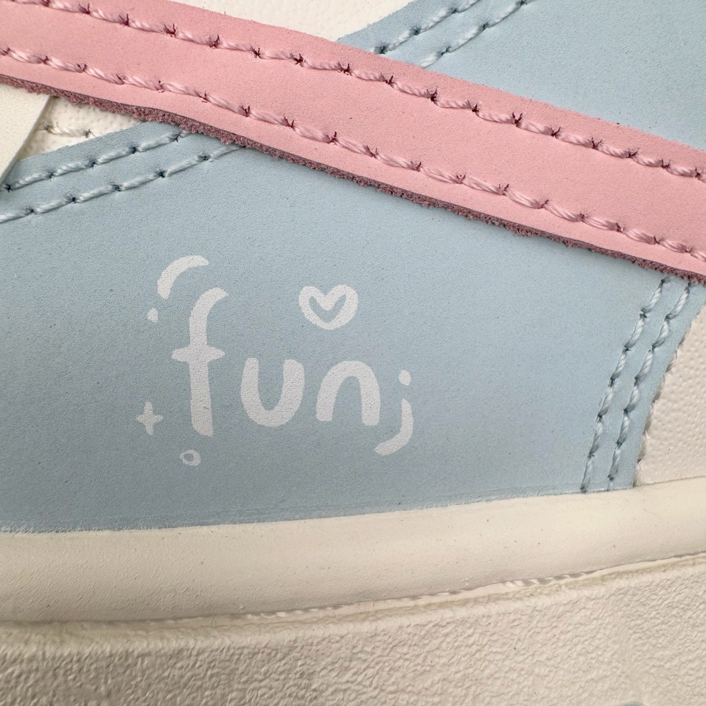 图片[18]-＃YC纯原 NK Dunk Low 仙桃苏打 BP0508-034 此款从夏日苏打水的清甜中汲取灵感，将少女的柔软与活力融入鞋型，浅蓝如晨间薄雾，纯白似云絮轻飘，粉色Swoosh恰似仙桃果肉的甜蜜晕染，这抹清新撞色，既是对「甜酷美学」的诠释，也是Z世代女孩「可盐可甜」的风格缩影。让穿搭成为情绪的外放，将少女的烂漫与清爽一网打尽。定制系列天花板 无原鞋不开发 全系列得物原鞋一比一校对开发 配色持续更新中 终端对接 优势输出 全套原厂楦头原纸板数据档案倾力打造 原汁原味莞产 极致还原 圈内最强针车工艺 高端零售指定版 广东原厂配套原盒原标 鞋盒分三个尺码段 原厂冲刀 超高清洁度 全鞋零毛边皮料切割 采用原厂百宏鞋带以及原厂百宏织唛舌标 内标可供原厂几率过验 进口原装条纹中底布 四线拉帮白色点胶 原厂拉帮手法遵循公司 原厂电绣 极致还原 尺码：36 36.5 37.5 38 38.5 39 40 40.5 41 42 42.5 43 44 44.5 45 46-选品中心