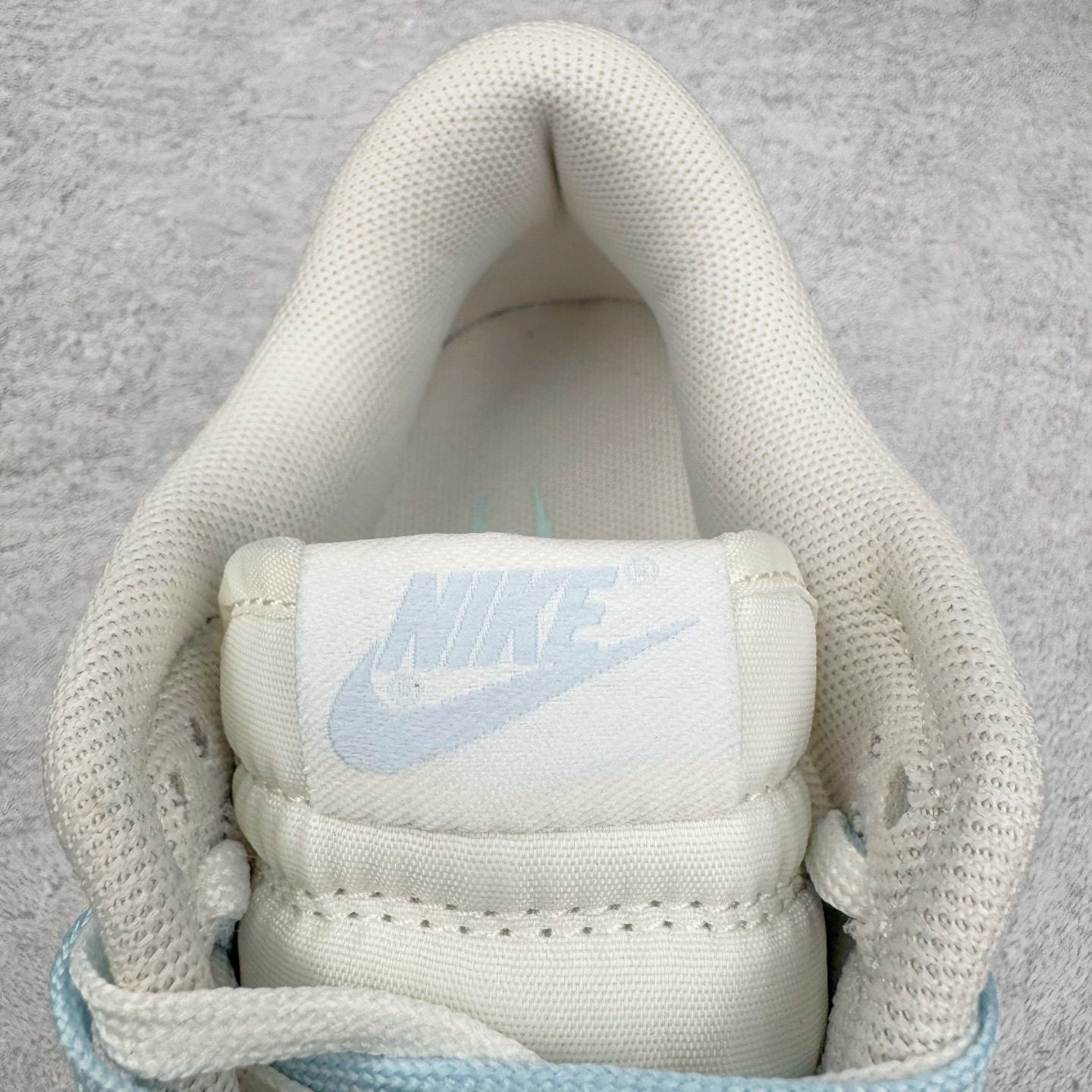 图片[14]-＃YC纯原 NK Dunk Low 仙桃苏打 BP0508-034 此款从夏日苏打水的清甜中汲取灵感，将少女的柔软与活力融入鞋型，浅蓝如晨间薄雾，纯白似云絮轻飘，粉色Swoosh恰似仙桃果肉的甜蜜晕染，这抹清新撞色，既是对「甜酷美学」的诠释，也是Z世代女孩「可盐可甜」的风格缩影。让穿搭成为情绪的外放，将少女的烂漫与清爽一网打尽。定制系列天花板 无原鞋不开发 全系列得物原鞋一比一校对开发 配色持续更新中 终端对接 优势输出 全套原厂楦头原纸板数据档案倾力打造 原汁原味莞产 极致还原 圈内最强针车工艺 高端零售指定版 广东原厂配套原盒原标 鞋盒分三个尺码段 原厂冲刀 超高清洁度 全鞋零毛边皮料切割 采用原厂百宏鞋带以及原厂百宏织唛舌标 内标可供原厂几率过验 进口原装条纹中底布 四线拉帮白色点胶 原厂拉帮手法遵循公司 原厂电绣 极致还原 尺码：36 36.5 37.5 38 38.5 39 40 40.5 41 42 42.5 43 44 44.5 45 46-选品中心