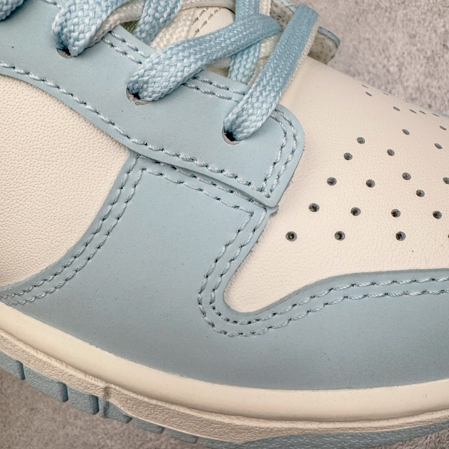 图片[20]-＃YC纯原 NK Dunk Low 仙桃苏打 BP0508-034 此款从夏日苏打水的清甜中汲取灵感，将少女的柔软与活力融入鞋型，浅蓝如晨间薄雾，纯白似云絮轻飘，粉色Swoosh恰似仙桃果肉的甜蜜晕染，这抹清新撞色，既是对「甜酷美学」的诠释，也是Z世代女孩「可盐可甜」的风格缩影。让穿搭成为情绪的外放，将少女的烂漫与清爽一网打尽。定制系列天花板 无原鞋不开发 全系列得物原鞋一比一校对开发 配色持续更新中 终端对接 优势输出 全套原厂楦头原纸板数据档案倾力打造 原汁原味莞产 极致还原 圈内最强针车工艺 高端零售指定版 广东原厂配套原盒原标 鞋盒分三个尺码段 原厂冲刀 超高清洁度 全鞋零毛边皮料切割 采用原厂百宏鞋带以及原厂百宏织唛舌标 内标可供原厂几率过验 进口原装条纹中底布 四线拉帮白色点胶 原厂拉帮手法遵循公司 原厂电绣 极致还原 尺码：36 36.5 37.5 38 38.5 39 40 40.5 41 42 42.5 43 44 44.5 45 46-选品中心