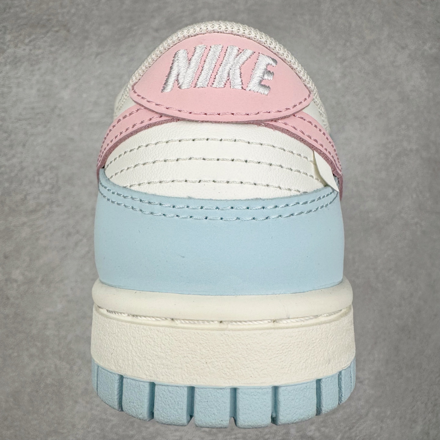 图片[8]-＃YC纯原 NK Dunk Low 仙桃苏打 BP0508-034 此款从夏日苏打水的清甜中汲取灵感，将少女的柔软与活力融入鞋型，浅蓝如晨间薄雾，纯白似云絮轻飘，粉色Swoosh恰似仙桃果肉的甜蜜晕染，这抹清新撞色，既是对「甜酷美学」的诠释，也是Z世代女孩「可盐可甜」的风格缩影。让穿搭成为情绪的外放，将少女的烂漫与清爽一网打尽。定制系列天花板 无原鞋不开发 全系列得物原鞋一比一校对开发 配色持续更新中 终端对接 优势输出 全套原厂楦头原纸板数据档案倾力打造 原汁原味莞产 极致还原 圈内最强针车工艺 高端零售指定版 广东原厂配套原盒原标 鞋盒分三个尺码段 原厂冲刀 超高清洁度 全鞋零毛边皮料切割 采用原厂百宏鞋带以及原厂百宏织唛舌标 内标可供原厂几率过验 进口原装条纹中底布 四线拉帮白色点胶 原厂拉帮手法遵循公司 原厂电绣 极致还原 尺码：36 36.5 37.5 38 38.5 39 40 40.5 41 42 42.5 43 44 44.5 45 46-选品中心