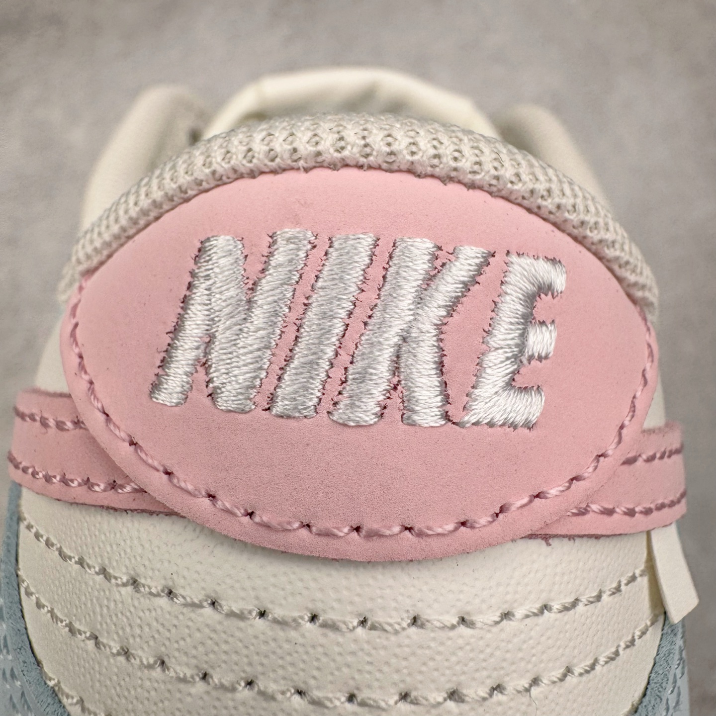 图片[16]-＃YC纯原 NK Dunk Low 仙桃苏打 BP0508-034 此款从夏日苏打水的清甜中汲取灵感，将少女的柔软与活力融入鞋型，浅蓝如晨间薄雾，纯白似云絮轻飘，粉色Swoosh恰似仙桃果肉的甜蜜晕染，这抹清新撞色，既是对「甜酷美学」的诠释，也是Z世代女孩「可盐可甜」的风格缩影。让穿搭成为情绪的外放，将少女的烂漫与清爽一网打尽。定制系列天花板 无原鞋不开发 全系列得物原鞋一比一校对开发 配色持续更新中 终端对接 优势输出 全套原厂楦头原纸板数据档案倾力打造 原汁原味莞产 极致还原 圈内最强针车工艺 高端零售指定版 广东原厂配套原盒原标 鞋盒分三个尺码段 原厂冲刀 超高清洁度 全鞋零毛边皮料切割 采用原厂百宏鞋带以及原厂百宏织唛舌标 内标可供原厂几率过验 进口原装条纹中底布 四线拉帮白色点胶 原厂拉帮手法遵循公司 原厂电绣 极致还原 尺码：36 36.5 37.5 38 38.5 39 40 40.5 41 42 42.5 43 44 44.5 45 46-选品中心