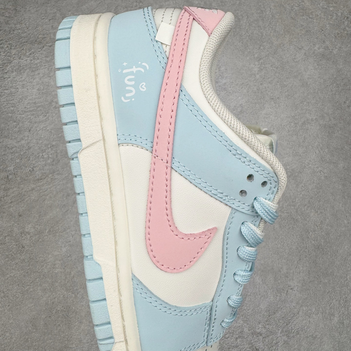 图片[6]-＃YC纯原 NK Dunk Low 仙桃苏打 BP0508-034 此款从夏日苏打水的清甜中汲取灵感，将少女的柔软与活力融入鞋型，浅蓝如晨间薄雾，纯白似云絮轻飘，粉色Swoosh恰似仙桃果肉的甜蜜晕染，这抹清新撞色，既是对「甜酷美学」的诠释，也是Z世代女孩「可盐可甜」的风格缩影。让穿搭成为情绪的外放，将少女的烂漫与清爽一网打尽。定制系列天花板 无原鞋不开发 全系列得物原鞋一比一校对开发 配色持续更新中 终端对接 优势输出 全套原厂楦头原纸板数据档案倾力打造 原汁原味莞产 极致还原 圈内最强针车工艺 高端零售指定版 广东原厂配套原盒原标 鞋盒分三个尺码段 原厂冲刀 超高清洁度 全鞋零毛边皮料切割 采用原厂百宏鞋带以及原厂百宏织唛舌标 内标可供原厂几率过验 进口原装条纹中底布 四线拉帮白色点胶 原厂拉帮手法遵循公司 原厂电绣 极致还原 尺码：36 36.5 37.5 38 38.5 39 40 40.5 41 42 42.5 43 44 44.5 45 46-选品中心