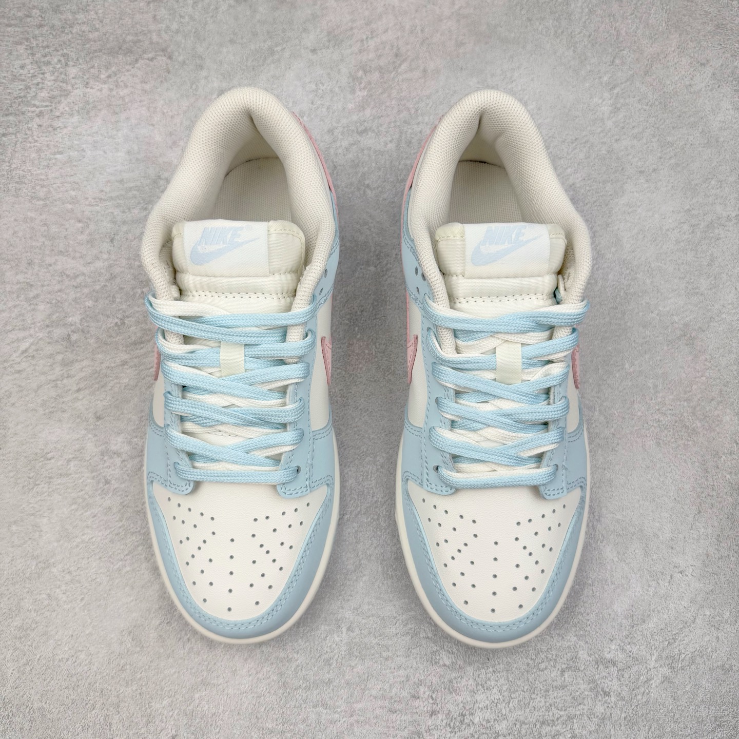 图片[2]-＃YC纯原 NK Dunk Low 仙桃苏打 BP0508-034 此款从夏日苏打水的清甜中汲取灵感，将少女的柔软与活力融入鞋型，浅蓝如晨间薄雾，纯白似云絮轻飘，粉色Swoosh恰似仙桃果肉的甜蜜晕染，这抹清新撞色，既是对「甜酷美学」的诠释，也是Z世代女孩「可盐可甜」的风格缩影。让穿搭成为情绪的外放，将少女的烂漫与清爽一网打尽。定制系列天花板 无原鞋不开发 全系列得物原鞋一比一校对开发 配色持续更新中 终端对接 优势输出 全套原厂楦头原纸板数据档案倾力打造 原汁原味莞产 极致还原 圈内最强针车工艺 高端零售指定版 广东原厂配套原盒原标 鞋盒分三个尺码段 原厂冲刀 超高清洁度 全鞋零毛边皮料切割 采用原厂百宏鞋带以及原厂百宏织唛舌标 内标可供原厂几率过验 进口原装条纹中底布 四线拉帮白色点胶 原厂拉帮手法遵循公司 原厂电绣 极致还原 尺码：36 36.5 37.5 38 38.5 39 40 40.5 41 42 42.5 43 44 44.5 45 46-选品中心