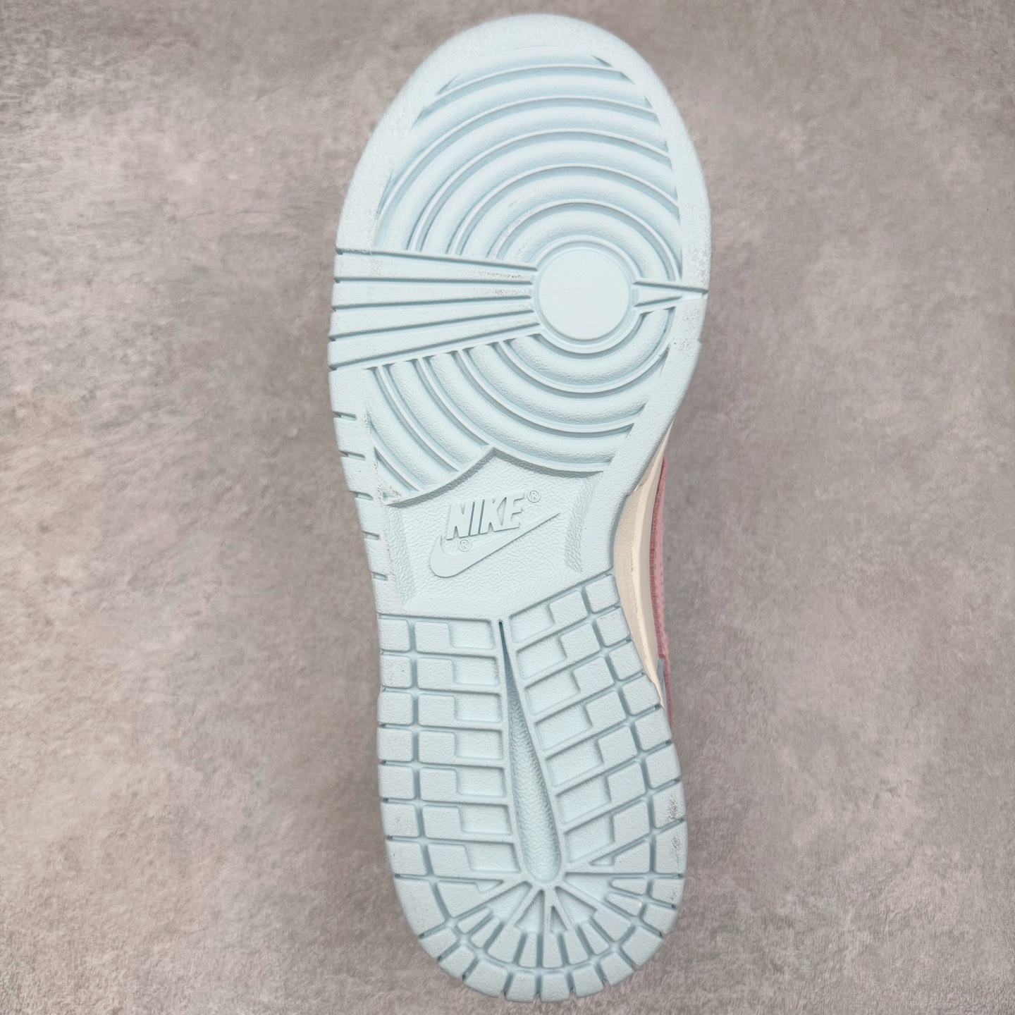 图片[9]-＃YC纯原 NK Dunk Low 仙桃苏打 BP0508-034 此款从夏日苏打水的清甜中汲取灵感，将少女的柔软与活力融入鞋型，浅蓝如晨间薄雾，纯白似云絮轻飘，粉色Swoosh恰似仙桃果肉的甜蜜晕染，这抹清新撞色，既是对「甜酷美学」的诠释，也是Z世代女孩「可盐可甜」的风格缩影。让穿搭成为情绪的外放，将少女的烂漫与清爽一网打尽。定制系列天花板 无原鞋不开发 全系列得物原鞋一比一校对开发 配色持续更新中 终端对接 优势输出 全套原厂楦头原纸板数据档案倾力打造 原汁原味莞产 极致还原 圈内最强针车工艺 高端零售指定版 广东原厂配套原盒原标 鞋盒分三个尺码段 原厂冲刀 超高清洁度 全鞋零毛边皮料切割 采用原厂百宏鞋带以及原厂百宏织唛舌标 内标可供原厂几率过验 进口原装条纹中底布 四线拉帮白色点胶 原厂拉帮手法遵循公司 原厂电绣 极致还原 尺码：36 36.5 37.5 38 38.5 39 40 40.5 41 42 42.5 43 44 44.5 45 46-选品中心