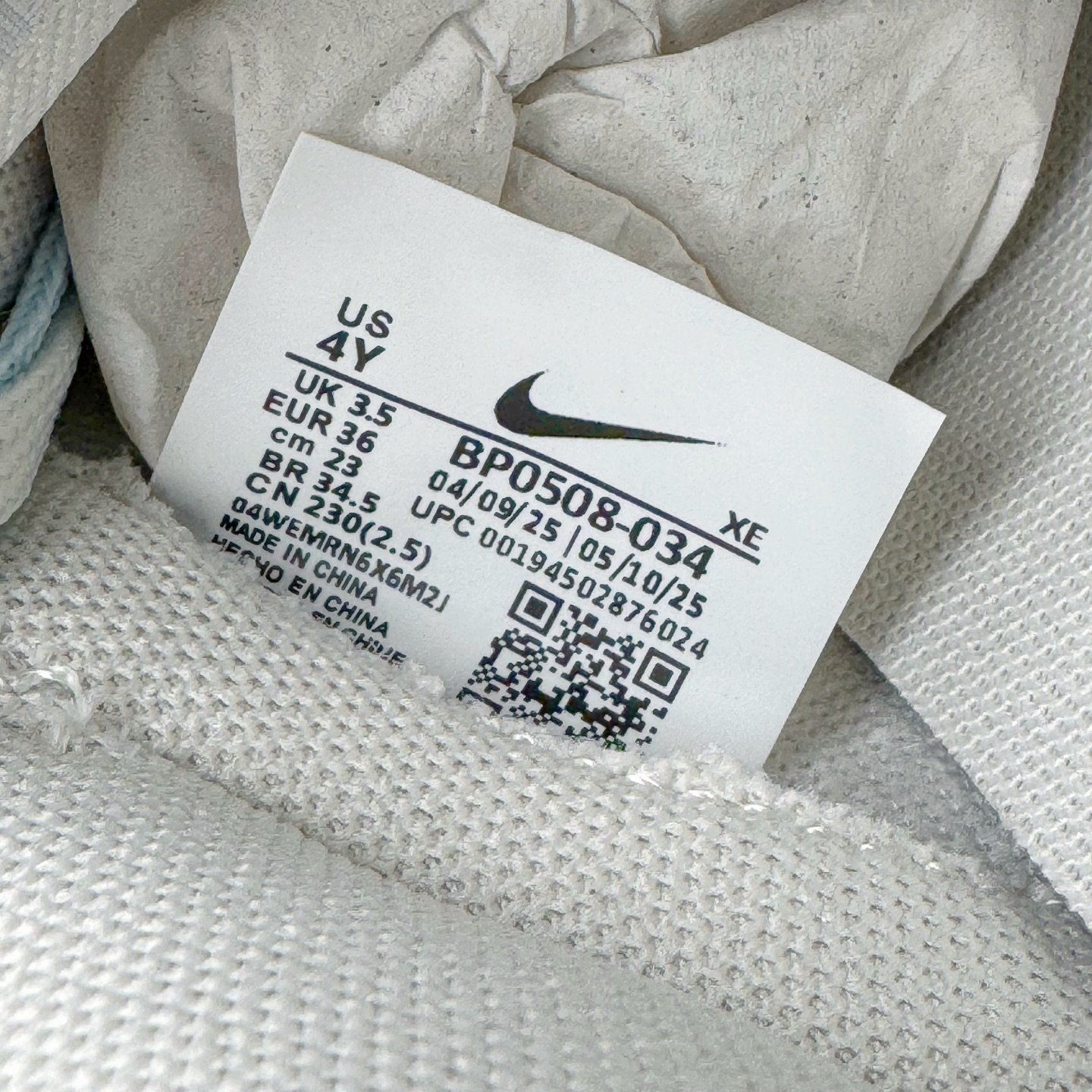 图片[10]-＃YC纯原 NK Dunk Low 仙桃苏打 BP0508-034 此款从夏日苏打水的清甜中汲取灵感，将少女的柔软与活力融入鞋型，浅蓝如晨间薄雾，纯白似云絮轻飘，粉色Swoosh恰似仙桃果肉的甜蜜晕染，这抹清新撞色，既是对「甜酷美学」的诠释，也是Z世代女孩「可盐可甜」的风格缩影。让穿搭成为情绪的外放，将少女的烂漫与清爽一网打尽。定制系列天花板 无原鞋不开发 全系列得物原鞋一比一校对开发 配色持续更新中 终端对接 优势输出 全套原厂楦头原纸板数据档案倾力打造 原汁原味莞产 极致还原 圈内最强针车工艺 高端零售指定版 广东原厂配套原盒原标 鞋盒分三个尺码段 原厂冲刀 超高清洁度 全鞋零毛边皮料切割 采用原厂百宏鞋带以及原厂百宏织唛舌标 内标可供原厂几率过验 进口原装条纹中底布 四线拉帮白色点胶 原厂拉帮手法遵循公司 原厂电绣 极致还原 尺码：36 36.5 37.5 38 38.5 39 40 40.5 41 42 42.5 43 44 44.5 45 46-选品中心