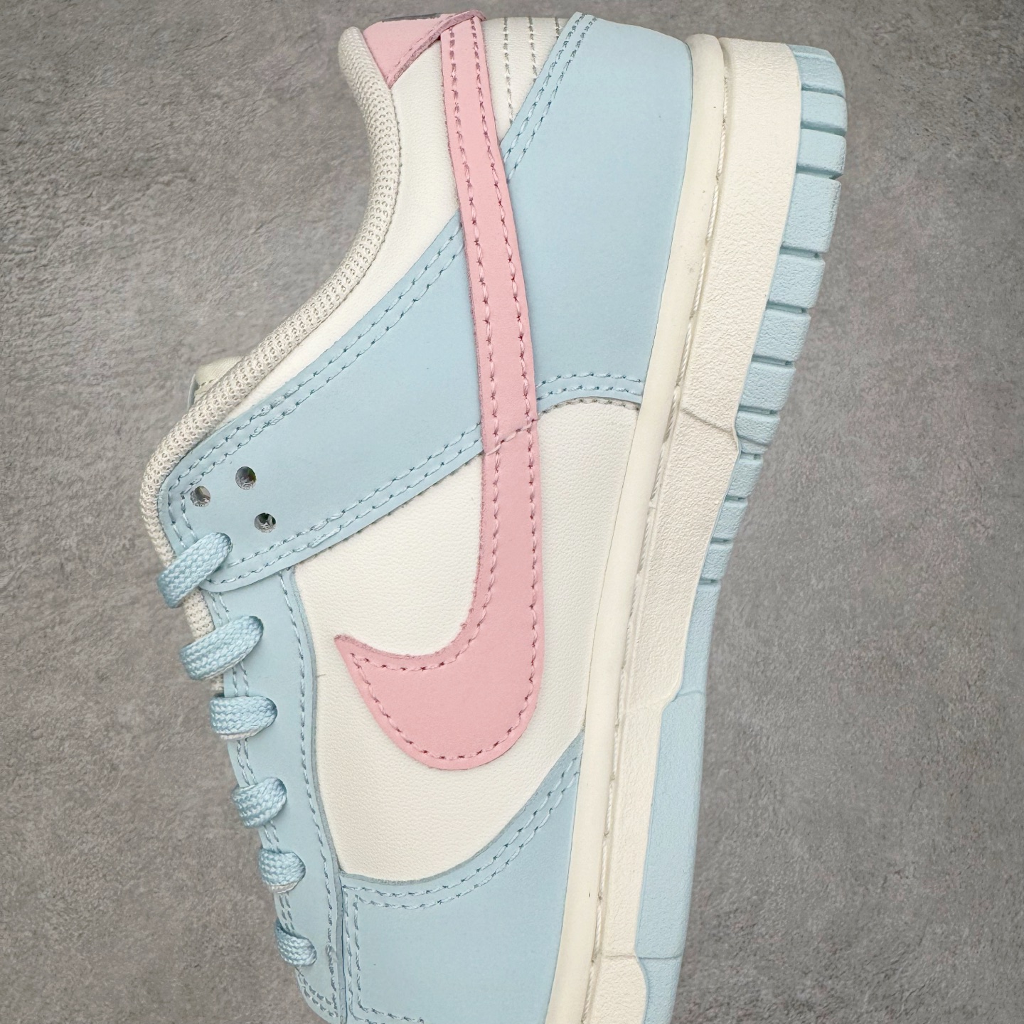 图片[7]-＃YC纯原 NK Dunk Low 仙桃苏打 BP0508-034 此款从夏日苏打水的清甜中汲取灵感，将少女的柔软与活力融入鞋型，浅蓝如晨间薄雾，纯白似云絮轻飘，粉色Swoosh恰似仙桃果肉的甜蜜晕染，这抹清新撞色，既是对「甜酷美学」的诠释，也是Z世代女孩「可盐可甜」的风格缩影。让穿搭成为情绪的外放，将少女的烂漫与清爽一网打尽。定制系列天花板 无原鞋不开发 全系列得物原鞋一比一校对开发 配色持续更新中 终端对接 优势输出 全套原厂楦头原纸板数据档案倾力打造 原汁原味莞产 极致还原 圈内最强针车工艺 高端零售指定版 广东原厂配套原盒原标 鞋盒分三个尺码段 原厂冲刀 超高清洁度 全鞋零毛边皮料切割 采用原厂百宏鞋带以及原厂百宏织唛舌标 内标可供原厂几率过验 进口原装条纹中底布 四线拉帮白色点胶 原厂拉帮手法遵循公司 原厂电绣 极致还原 尺码：36 36.5 37.5 38 38.5 39 40 40.5 41 42 42.5 43 44 44.5 45 46-选品中心