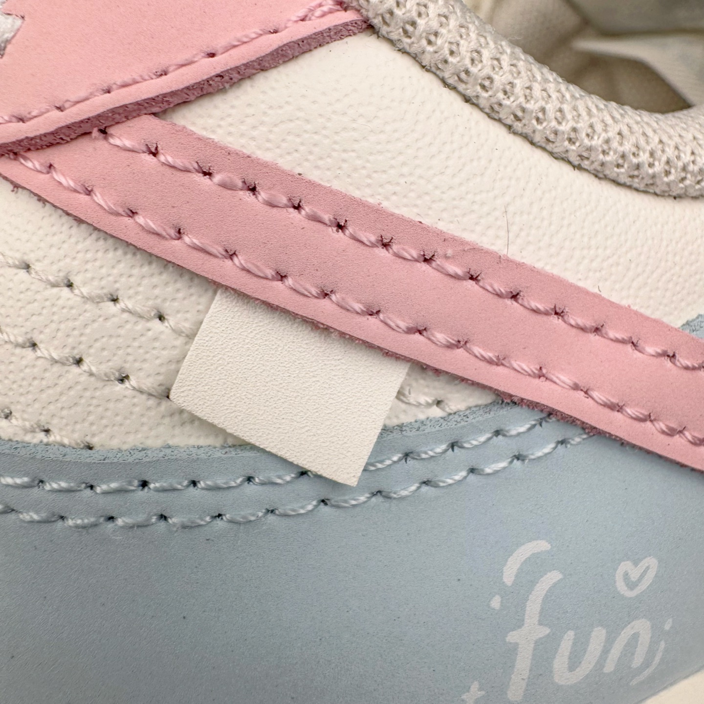 图片[17]-＃YC纯原 NK Dunk Low 仙桃苏打 BP0508-034 此款从夏日苏打水的清甜中汲取灵感，将少女的柔软与活力融入鞋型，浅蓝如晨间薄雾，纯白似云絮轻飘，粉色Swoosh恰似仙桃果肉的甜蜜晕染，这抹清新撞色，既是对「甜酷美学」的诠释，也是Z世代女孩「可盐可甜」的风格缩影。让穿搭成为情绪的外放，将少女的烂漫与清爽一网打尽。定制系列天花板 无原鞋不开发 全系列得物原鞋一比一校对开发 配色持续更新中 终端对接 优势输出 全套原厂楦头原纸板数据档案倾力打造 原汁原味莞产 极致还原 圈内最强针车工艺 高端零售指定版 广东原厂配套原盒原标 鞋盒分三个尺码段 原厂冲刀 超高清洁度 全鞋零毛边皮料切割 采用原厂百宏鞋带以及原厂百宏织唛舌标 内标可供原厂几率过验 进口原装条纹中底布 四线拉帮白色点胶 原厂拉帮手法遵循公司 原厂电绣 极致还原 尺码：36 36.5 37.5 38 38.5 39 40 40.5 41 42 42.5 43 44 44.5 45 46-选品中心