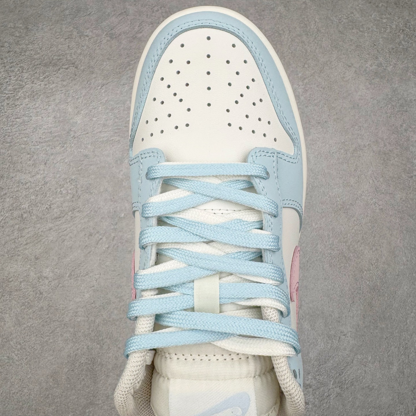 图片[4]-＃YC纯原 NK Dunk Low 仙桃苏打 BP0508-034 此款从夏日苏打水的清甜中汲取灵感，将少女的柔软与活力融入鞋型，浅蓝如晨间薄雾，纯白似云絮轻飘，粉色Swoosh恰似仙桃果肉的甜蜜晕染，这抹清新撞色，既是对「甜酷美学」的诠释，也是Z世代女孩「可盐可甜」的风格缩影。让穿搭成为情绪的外放，将少女的烂漫与清爽一网打尽。定制系列天花板 无原鞋不开发 全系列得物原鞋一比一校对开发 配色持续更新中 终端对接 优势输出 全套原厂楦头原纸板数据档案倾力打造 原汁原味莞产 极致还原 圈内最强针车工艺 高端零售指定版 广东原厂配套原盒原标 鞋盒分三个尺码段 原厂冲刀 超高清洁度 全鞋零毛边皮料切割 采用原厂百宏鞋带以及原厂百宏织唛舌标 内标可供原厂几率过验 进口原装条纹中底布 四线拉帮白色点胶 原厂拉帮手法遵循公司 原厂电绣 极致还原 尺码：36 36.5 37.5 38 38.5 39 40 40.5 41 42 42.5 43 44 44.5 45 46-选品中心