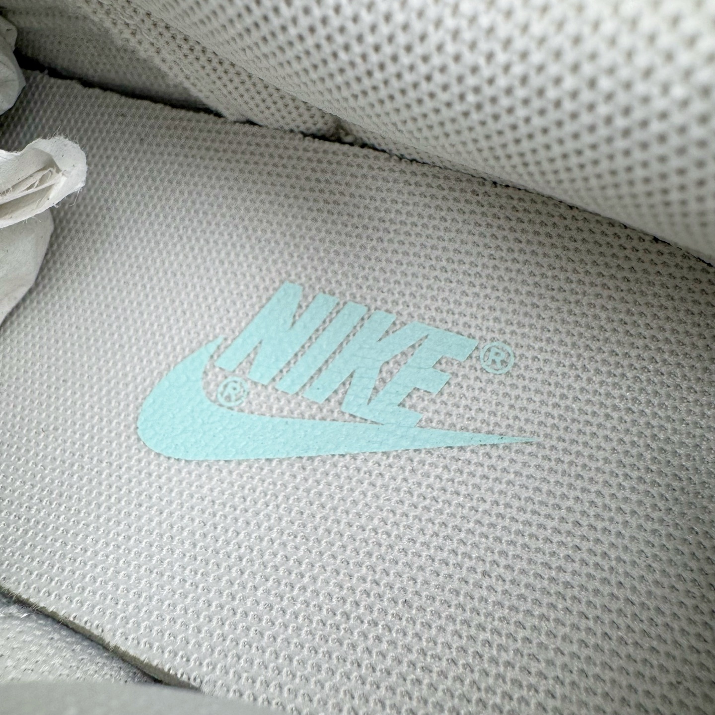 图片[13]-＃YC纯原 NK Dunk Low 仙桃苏打 BP0508-034 此款从夏日苏打水的清甜中汲取灵感，将少女的柔软与活力融入鞋型，浅蓝如晨间薄雾，纯白似云絮轻飘，粉色Swoosh恰似仙桃果肉的甜蜜晕染，这抹清新撞色，既是对「甜酷美学」的诠释，也是Z世代女孩「可盐可甜」的风格缩影。让穿搭成为情绪的外放，将少女的烂漫与清爽一网打尽。定制系列天花板 无原鞋不开发 全系列得物原鞋一比一校对开发 配色持续更新中 终端对接 优势输出 全套原厂楦头原纸板数据档案倾力打造 原汁原味莞产 极致还原 圈内最强针车工艺 高端零售指定版 广东原厂配套原盒原标 鞋盒分三个尺码段 原厂冲刀 超高清洁度 全鞋零毛边皮料切割 采用原厂百宏鞋带以及原厂百宏织唛舌标 内标可供原厂几率过验 进口原装条纹中底布 四线拉帮白色点胶 原厂拉帮手法遵循公司 原厂电绣 极致还原 尺码：36 36.5 37.5 38 38.5 39 40 40.5 41 42 42.5 43 44 44.5 45 46-选品中心