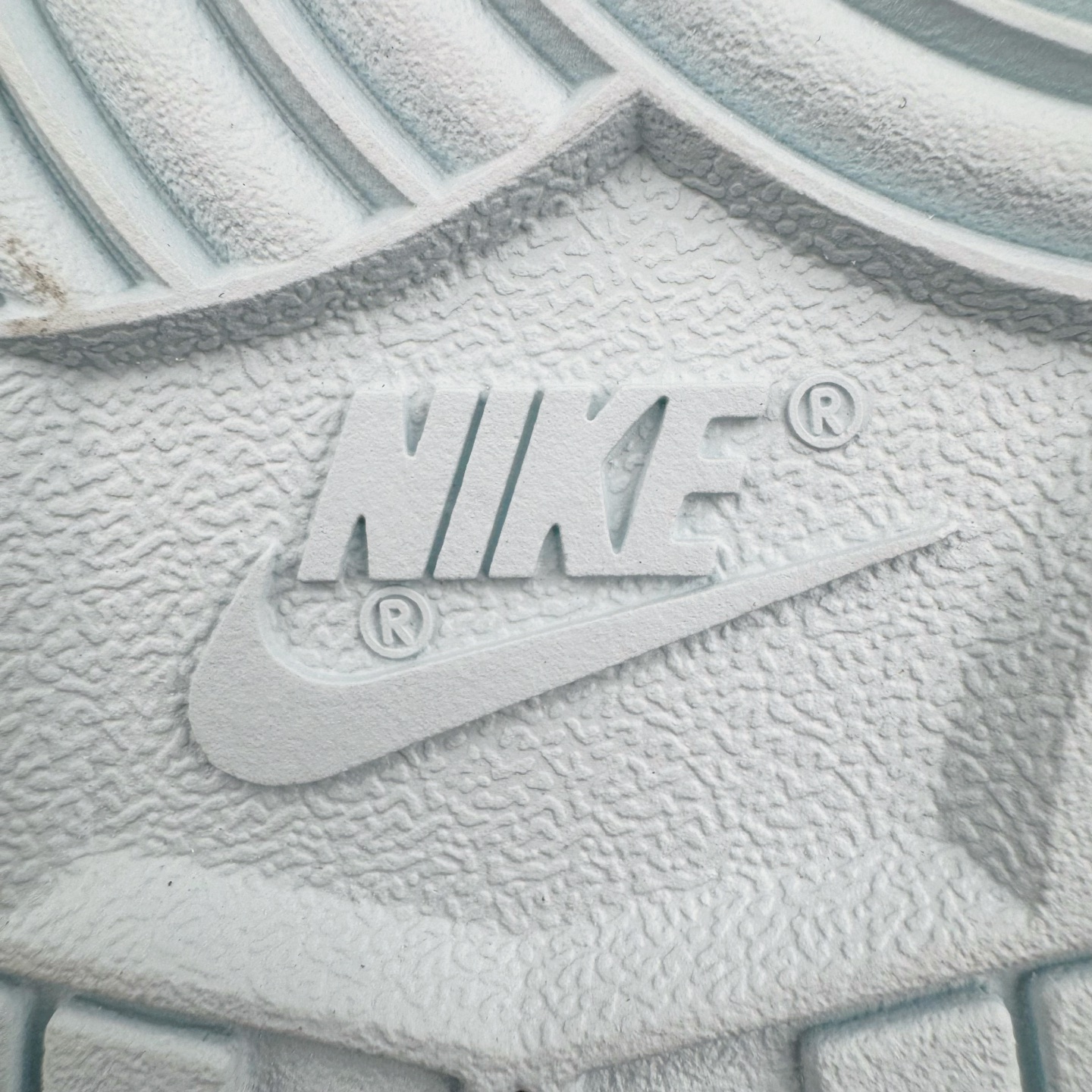 图片[21]-＃YC纯原 NK Dunk Low 仙桃苏打 BP0508-034 此款从夏日苏打水的清甜中汲取灵感，将少女的柔软与活力融入鞋型，浅蓝如晨间薄雾，纯白似云絮轻飘，粉色Swoosh恰似仙桃果肉的甜蜜晕染，这抹清新撞色，既是对「甜酷美学」的诠释，也是Z世代女孩「可盐可甜」的风格缩影。让穿搭成为情绪的外放，将少女的烂漫与清爽一网打尽。定制系列天花板 无原鞋不开发 全系列得物原鞋一比一校对开发 配色持续更新中 终端对接 优势输出 全套原厂楦头原纸板数据档案倾力打造 原汁原味莞产 极致还原 圈内最强针车工艺 高端零售指定版 广东原厂配套原盒原标 鞋盒分三个尺码段 原厂冲刀 超高清洁度 全鞋零毛边皮料切割 采用原厂百宏鞋带以及原厂百宏织唛舌标 内标可供原厂几率过验 进口原装条纹中底布 四线拉帮白色点胶 原厂拉帮手法遵循公司 原厂电绣 极致还原 尺码：36 36.5 37.5 38 38.5 39 40 40.5 41 42 42.5 43 44 44.5 45 46-选品中心