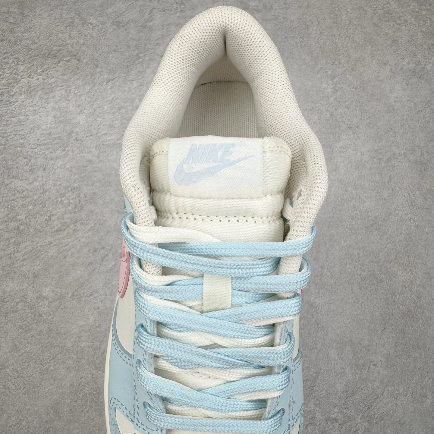 图片[5]-＃YC纯原 NK Dunk Low 仙桃苏打 BP0508-034 此款从夏日苏打水的清甜中汲取灵感，将少女的柔软与活力融入鞋型，浅蓝如晨间薄雾，纯白似云絮轻飘，粉色Swoosh恰似仙桃果肉的甜蜜晕染，这抹清新撞色，既是对「甜酷美学」的诠释，也是Z世代女孩「可盐可甜」的风格缩影。让穿搭成为情绪的外放，将少女的烂漫与清爽一网打尽。定制系列天花板 无原鞋不开发 全系列得物原鞋一比一校对开发 配色持续更新中 终端对接 优势输出 全套原厂楦头原纸板数据档案倾力打造 原汁原味莞产 极致还原 圈内最强针车工艺 高端零售指定版 广东原厂配套原盒原标 鞋盒分三个尺码段 原厂冲刀 超高清洁度 全鞋零毛边皮料切割 采用原厂百宏鞋带以及原厂百宏织唛舌标 内标可供原厂几率过验 进口原装条纹中底布 四线拉帮白色点胶 原厂拉帮手法遵循公司 原厂电绣 极致还原 尺码：36 36.5 37.5 38 38.5 39 40 40.5 41 42 42.5 43 44 44.5 45 46-选品中心