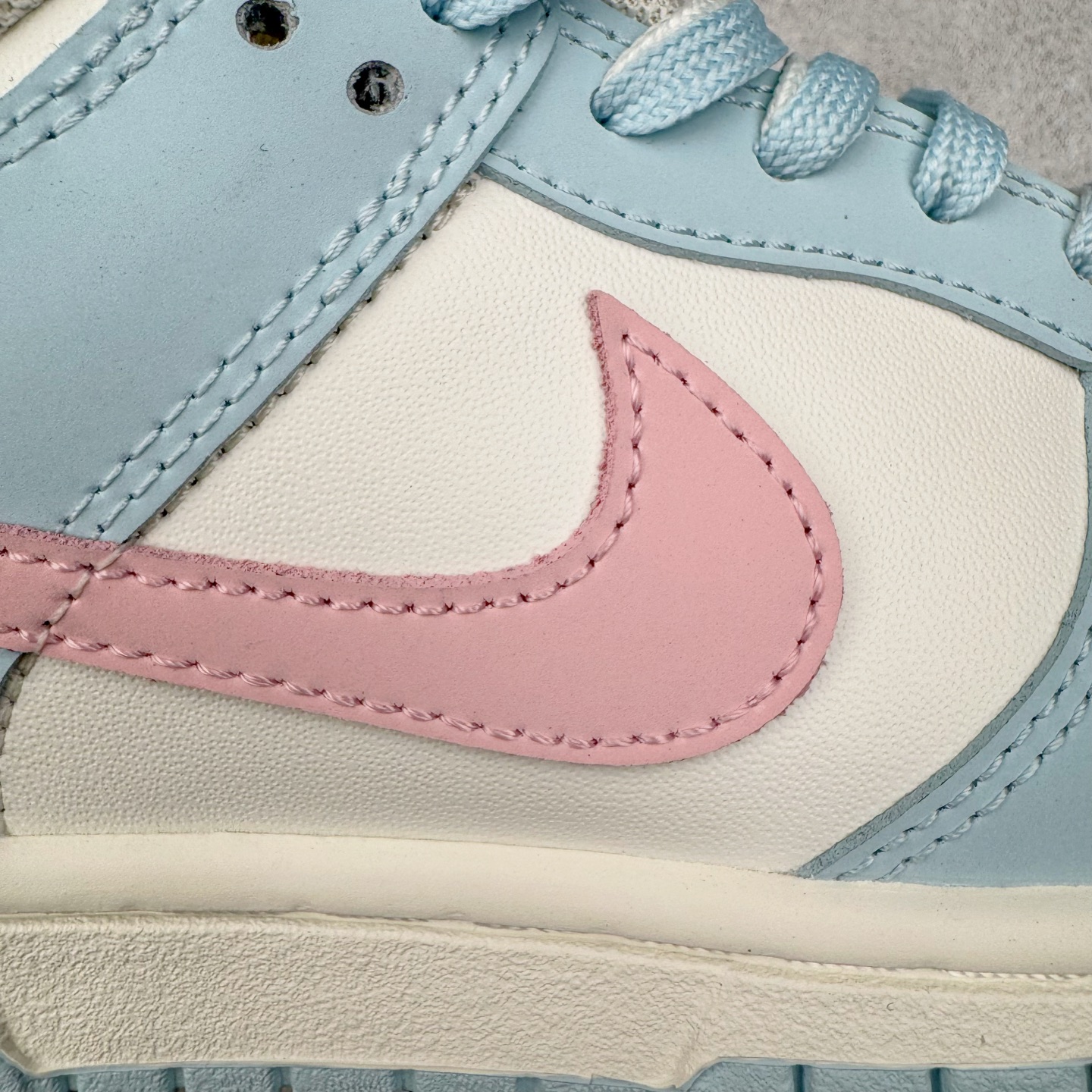 图片[19]-＃YC纯原 NK Dunk Low 仙桃苏打 BP0508-034 此款从夏日苏打水的清甜中汲取灵感，将少女的柔软与活力融入鞋型，浅蓝如晨间薄雾，纯白似云絮轻飘，粉色Swoosh恰似仙桃果肉的甜蜜晕染，这抹清新撞色，既是对「甜酷美学」的诠释，也是Z世代女孩「可盐可甜」的风格缩影。让穿搭成为情绪的外放，将少女的烂漫与清爽一网打尽。定制系列天花板 无原鞋不开发 全系列得物原鞋一比一校对开发 配色持续更新中 终端对接 优势输出 全套原厂楦头原纸板数据档案倾力打造 原汁原味莞产 极致还原 圈内最强针车工艺 高端零售指定版 广东原厂配套原盒原标 鞋盒分三个尺码段 原厂冲刀 超高清洁度 全鞋零毛边皮料切割 采用原厂百宏鞋带以及原厂百宏织唛舌标 内标可供原厂几率过验 进口原装条纹中底布 四线拉帮白色点胶 原厂拉帮手法遵循公司 原厂电绣 极致还原 尺码：36 36.5 37.5 38 38.5 39 40 40.5 41 42 42.5 43 44 44.5 45 46-选品中心