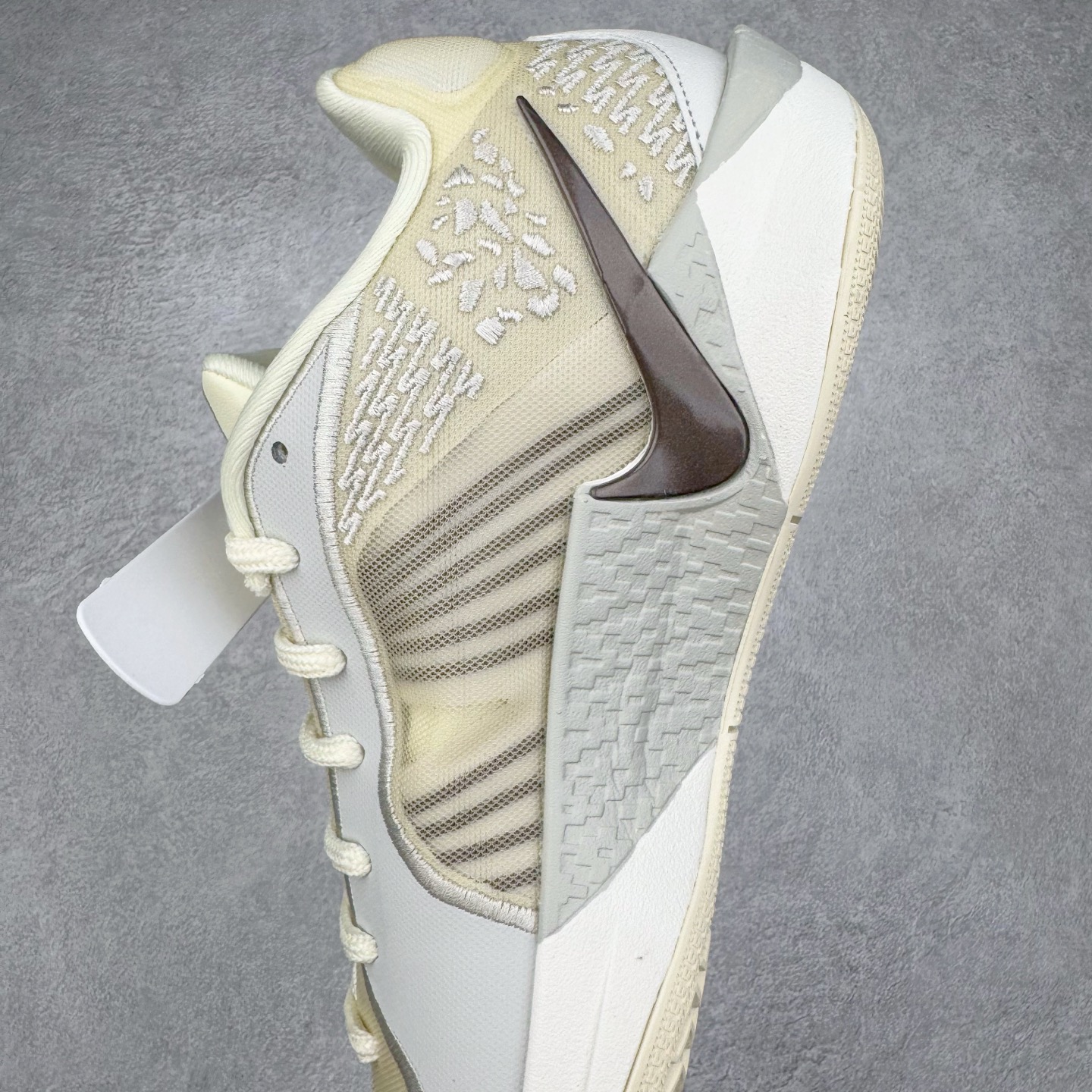 图片[7]-＃Max/灭世 NK Sabrina 2 萨布丽娜二代签名减震防滑低帮篮球鞋 椰奶色 FZ1517-102 革新登场🌪🔝颠覆革新出货‼️缓震配置独家革新！实战属性直接拉满👊🏻实战天花板上限再度提升！实战亲测-性能体验吊打国产同价位鞋款 ⚫️前掌扇形zoom➕增配中足抗扭片➕增配后掌马蹄ZOOM气垫（正品仅配置前掌扇形zoom） 完美解决 正品抗扭不足问题 ⚫️采用科比5代鞋楦以及龙骨数据打造！前后落差仅6mm！小科5实至名归！ ⚫️鞋身➕鞋头增配高频补强层，提升鞋头以及脚踝支撑性 ⚫️鞋垫采用高弹缓震垫材质-磨合一场直接贴合脚型☑️ ⚫️外底加厚2mm，升级止滑配方，磨合一次，抓地原地起飞 后卫旗舰有且只在灭世纯原（支持市场任意货品正面PK） 真材实料，肉眼可见！革新升级绝非空穴来风！灭世纯原内外兼修，用态度诠释最强实战货品👊🏻 尺码：39-46（尺码建议：标准亚洲楦 无需大半码）-选品中心